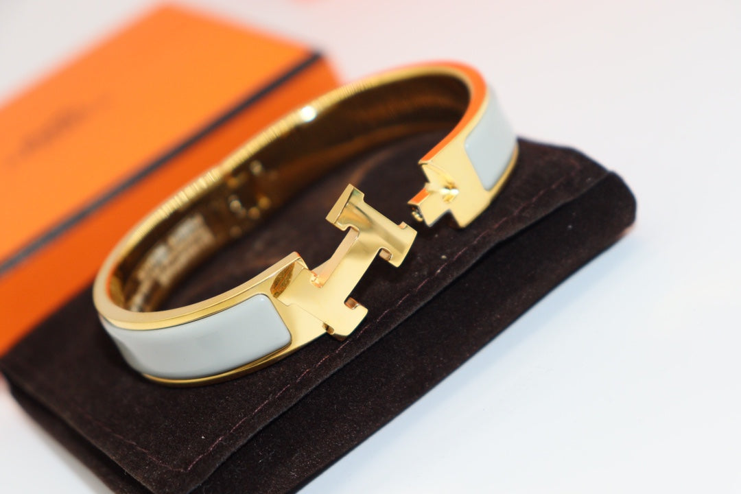 「Lume Jewelry」水色ブレスレット