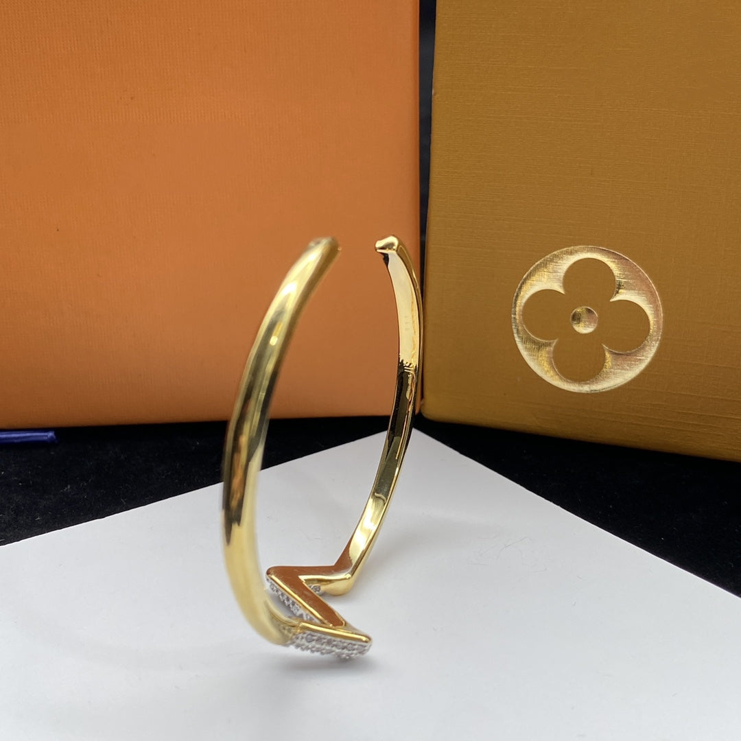 Lume Jewelry「VOLTE UPSITE DOWN ダイヤモンド ゴールド オープンバングル」