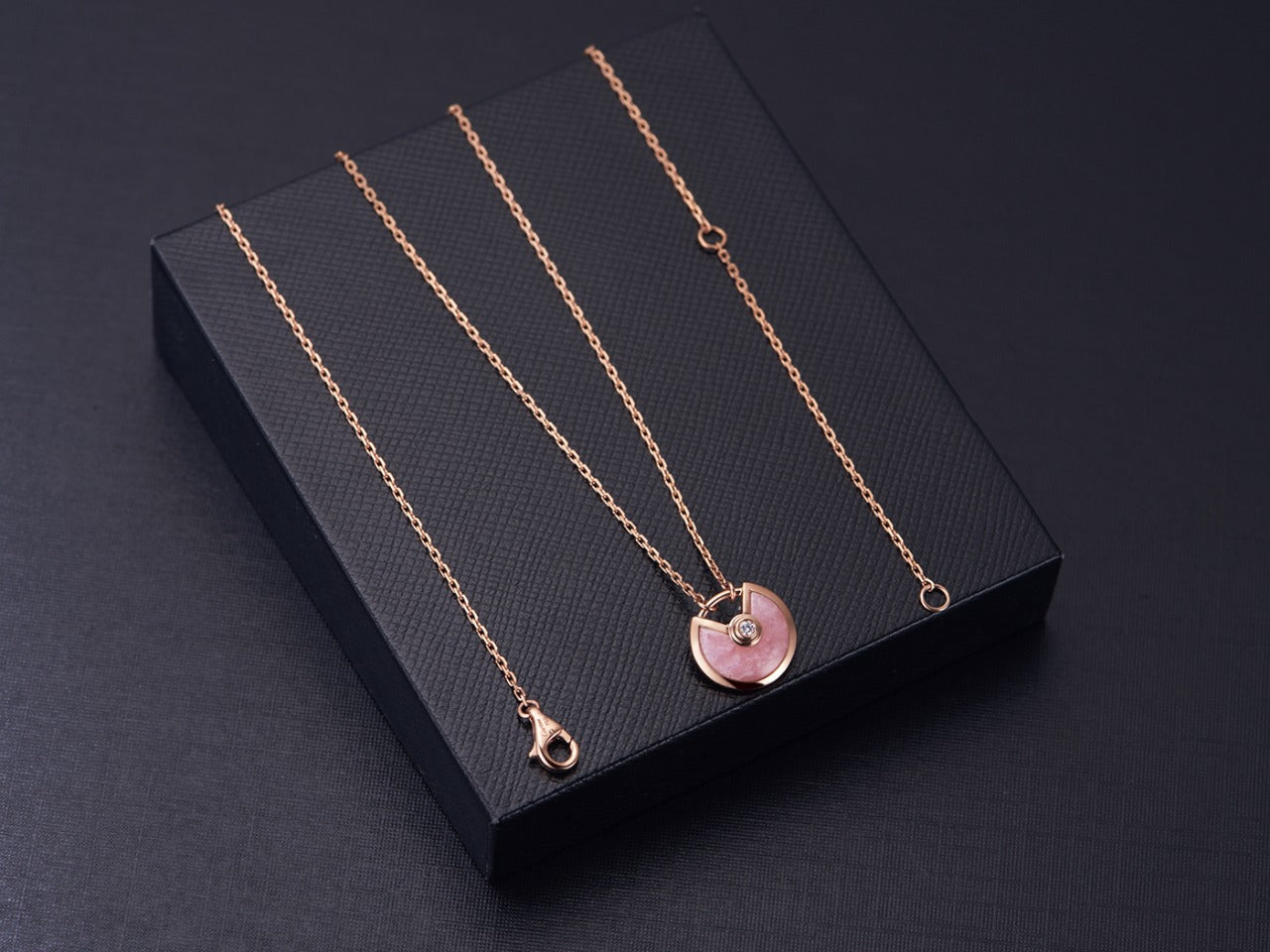 Lume Jewelry「アミュレット ローズゴールド ピンクマザーオブパール ネックレス」