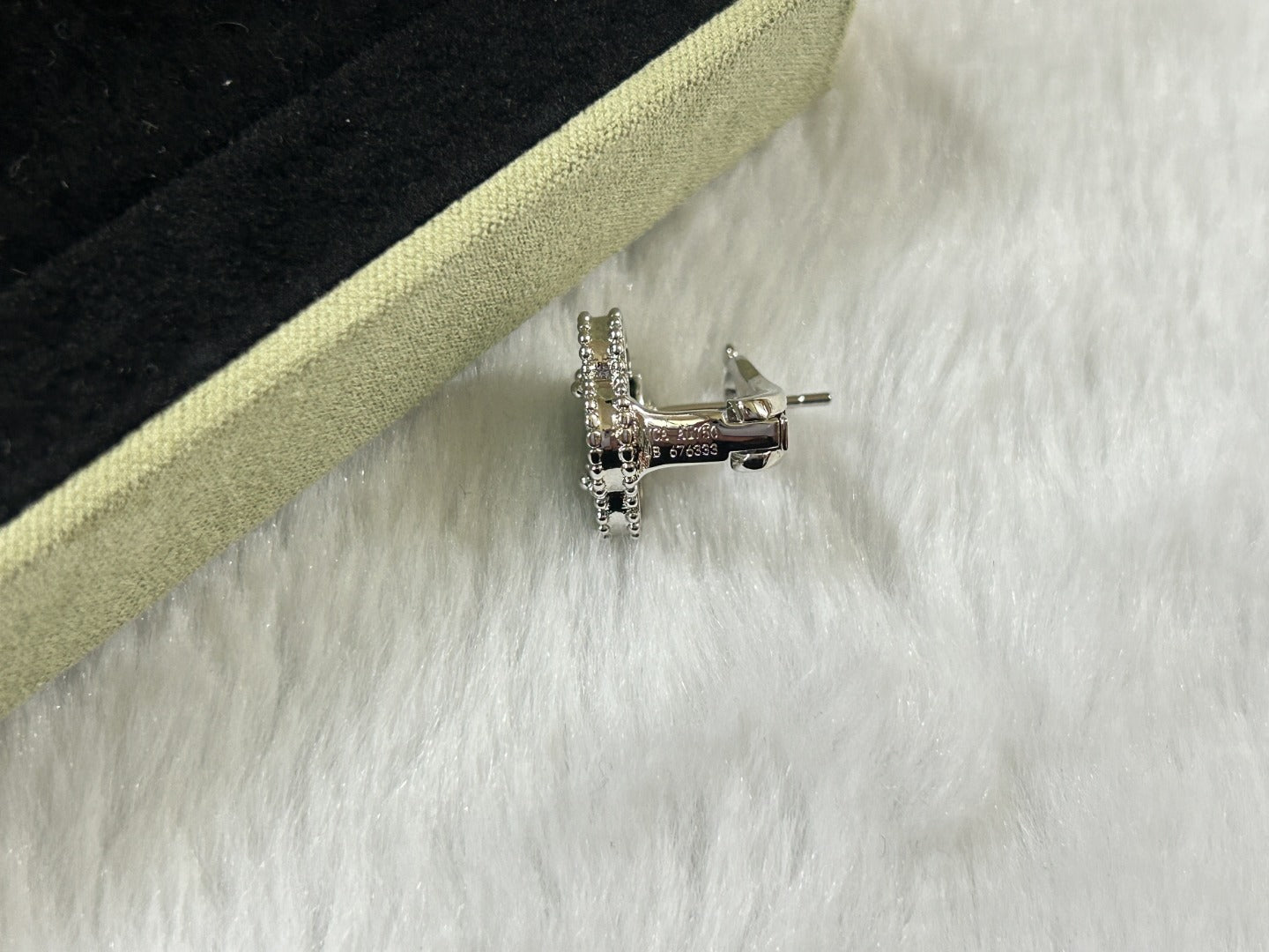 Lume Jewelry「クローバー・ピーターサイト・ミディアム・スタッズピアス」