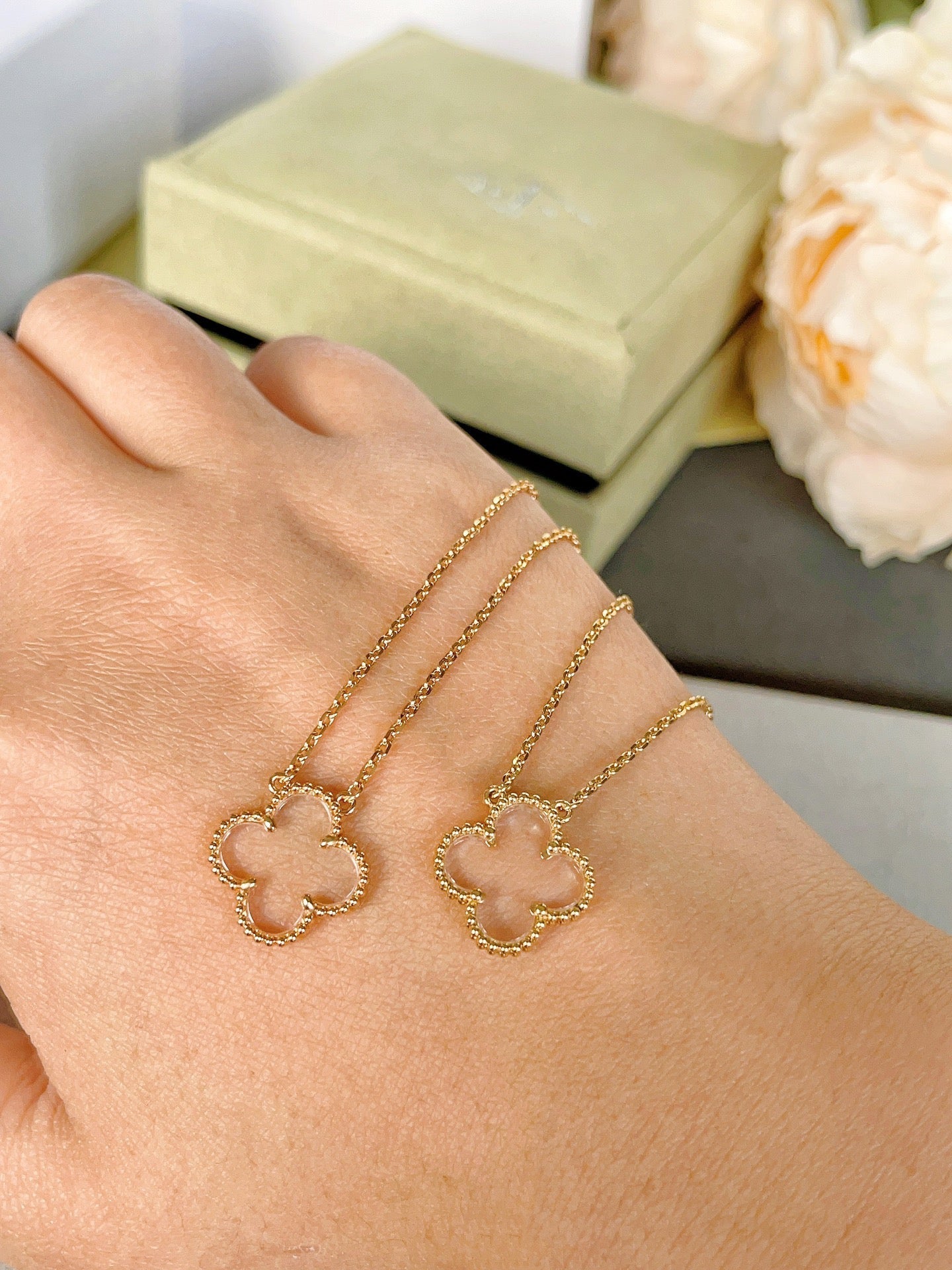 Lume Jewelry「クローバー ロック クリスタル ローズゴールド ネックレス」