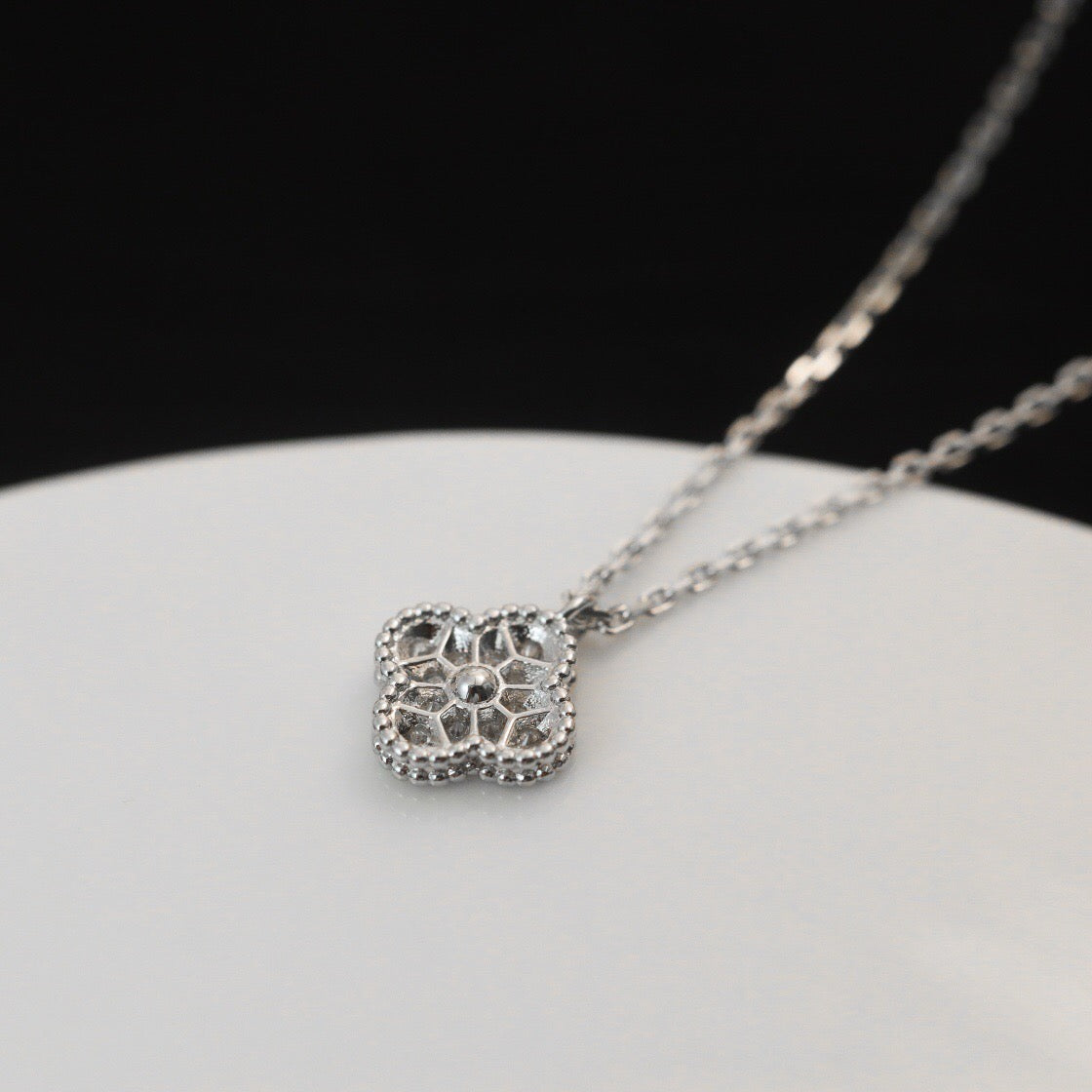 Lume Jewelry CLOVER MINI 9.5MM PENDANT DIAMOND NECKLACE