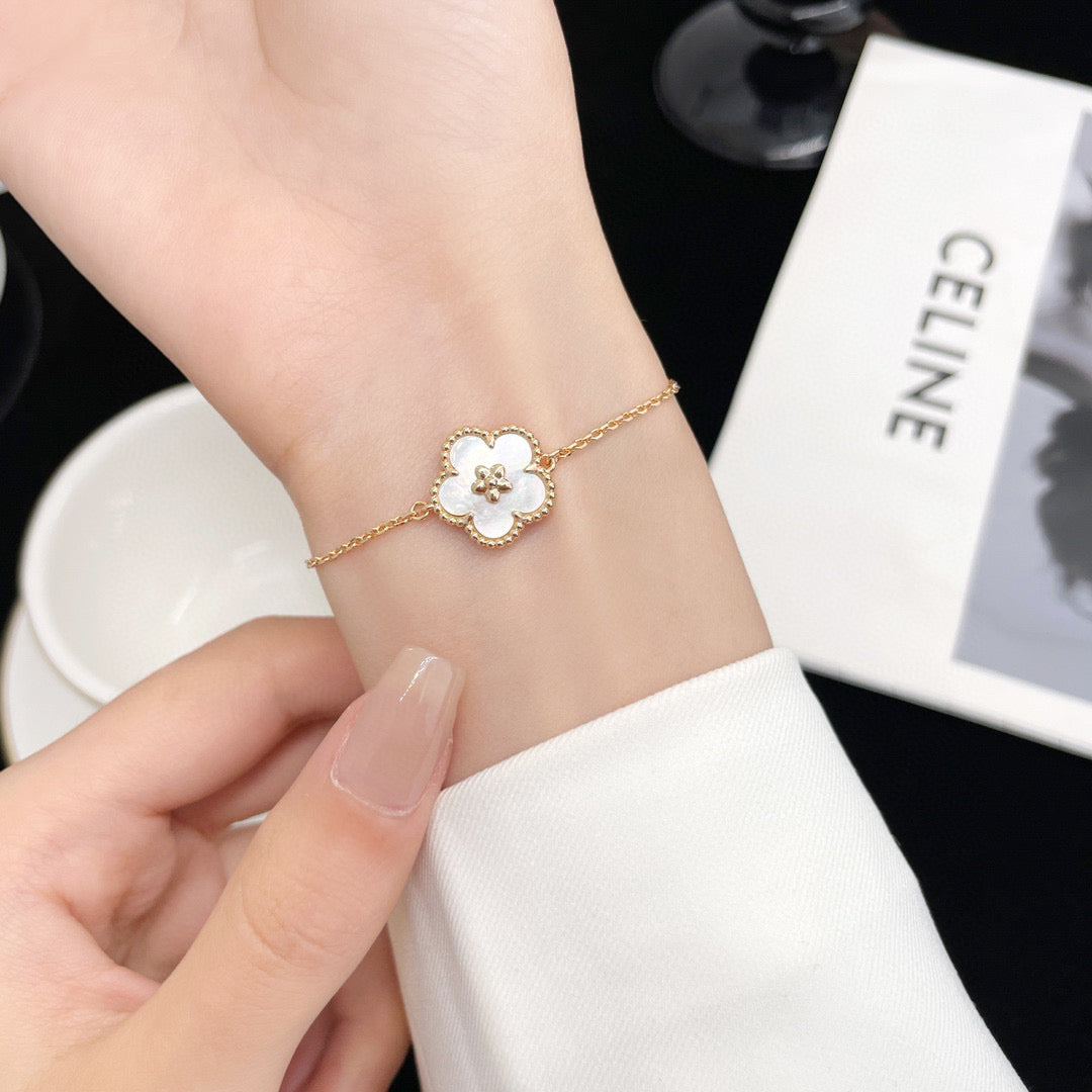 ルムジュエリー 「ラッキー ホワイトMOP梅の花ブレスレット」