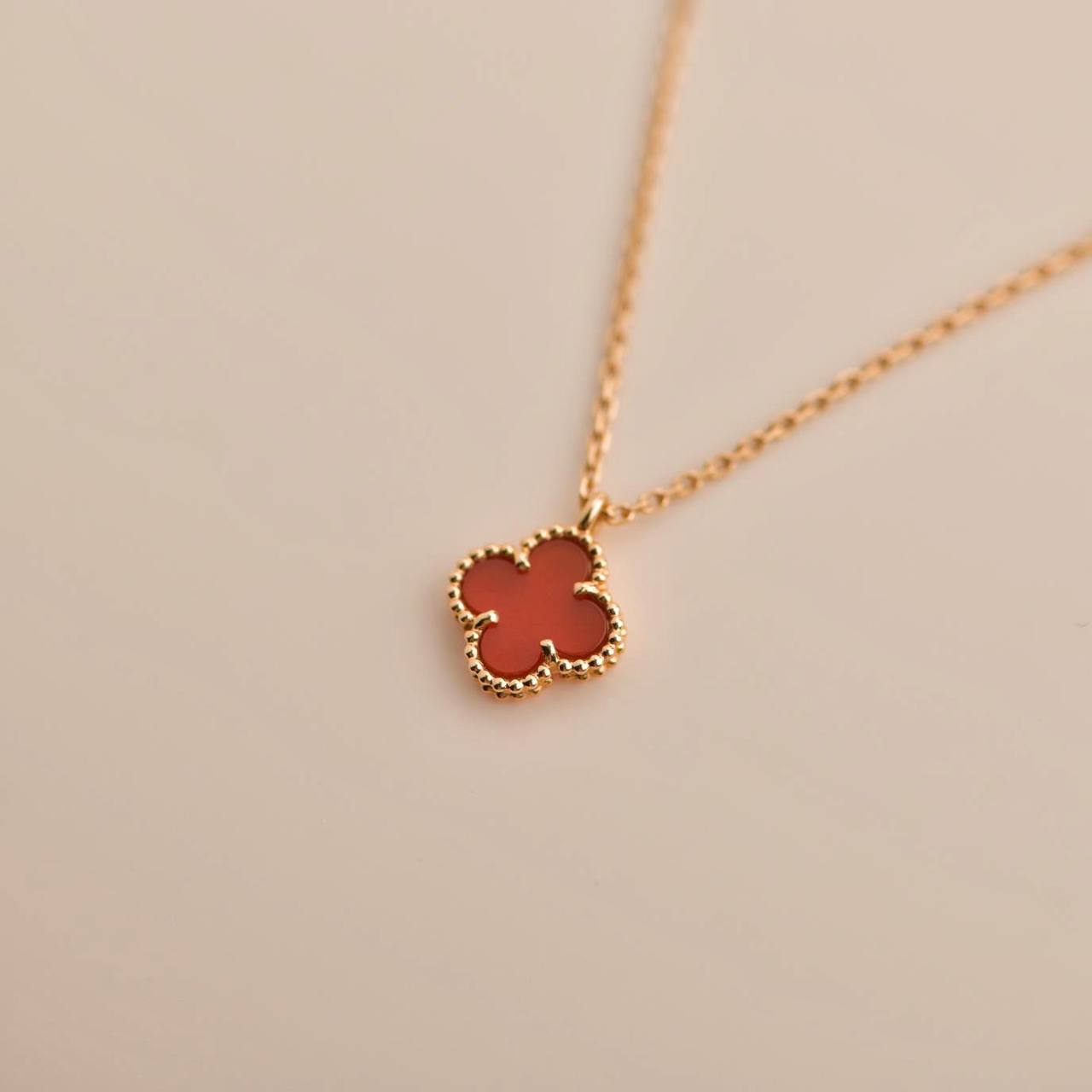 Lume Jewelry クローバーミニ 9.5mm ホワイトカーネリアン ネックレス