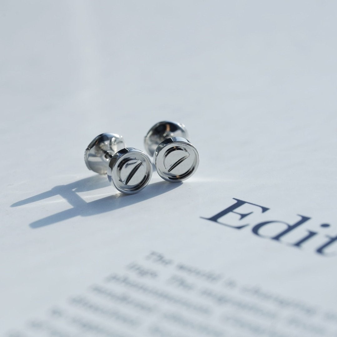 Lume Jewelry「LOVE イヤリング シルバー 10MM」
