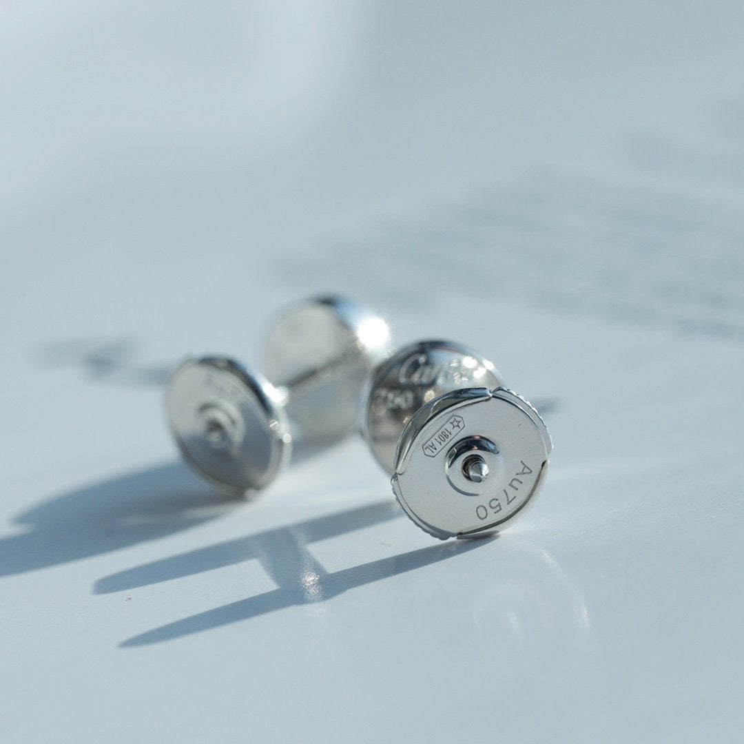 Lume Jewelry「LOVE イヤリング シルバー 10MM」