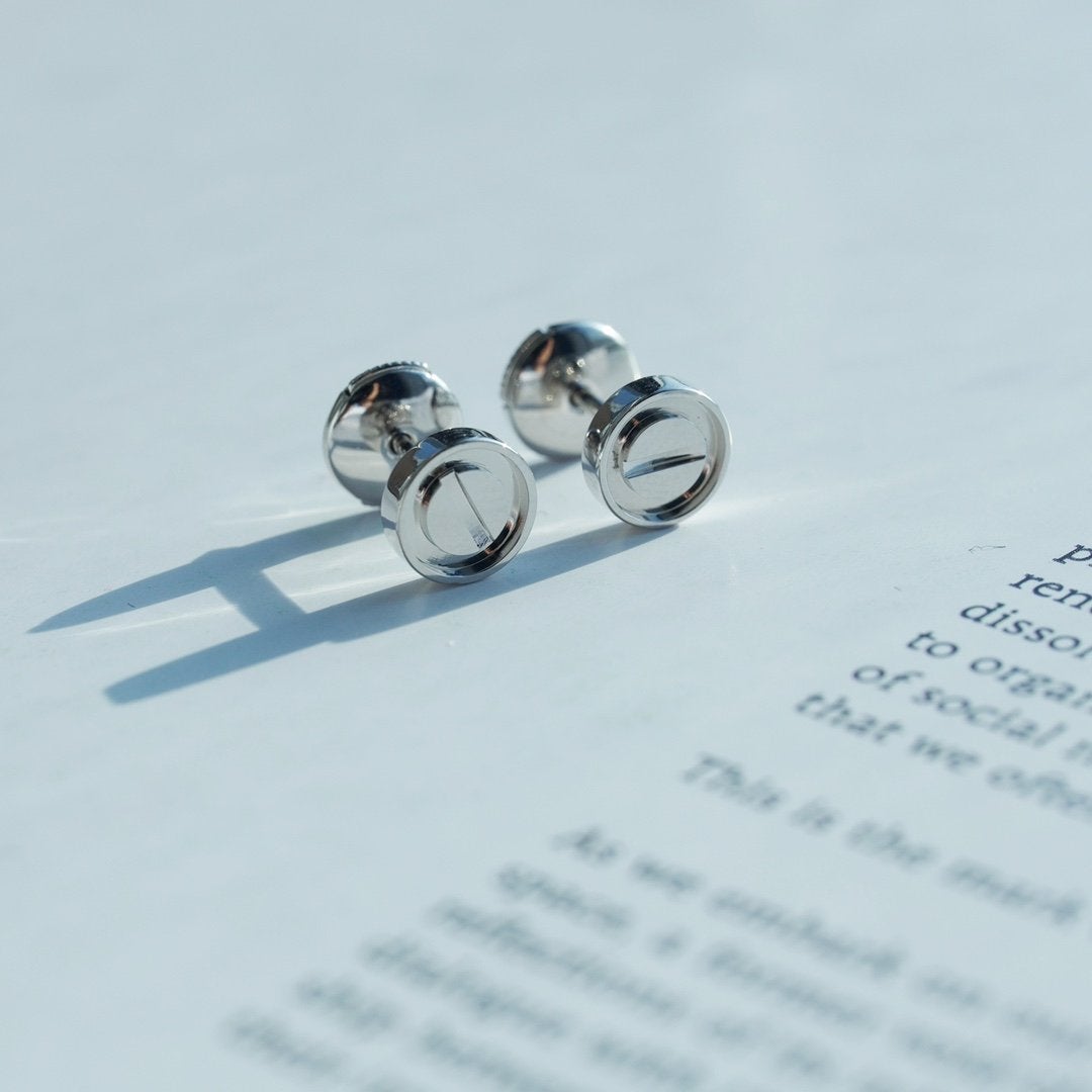 Lume Jewelry「LOVE イヤリング シルバー 10MM」