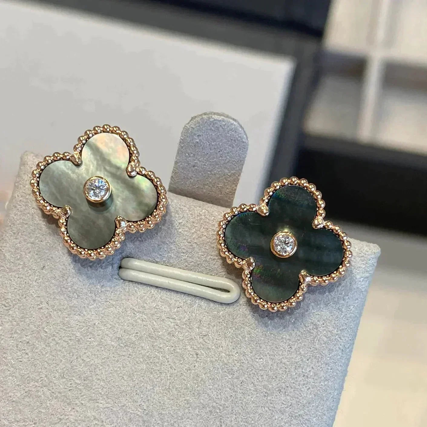 Lume Jewelry クローバーミディアム 1モチーフ グレーMOP ダイヤモンドピアス