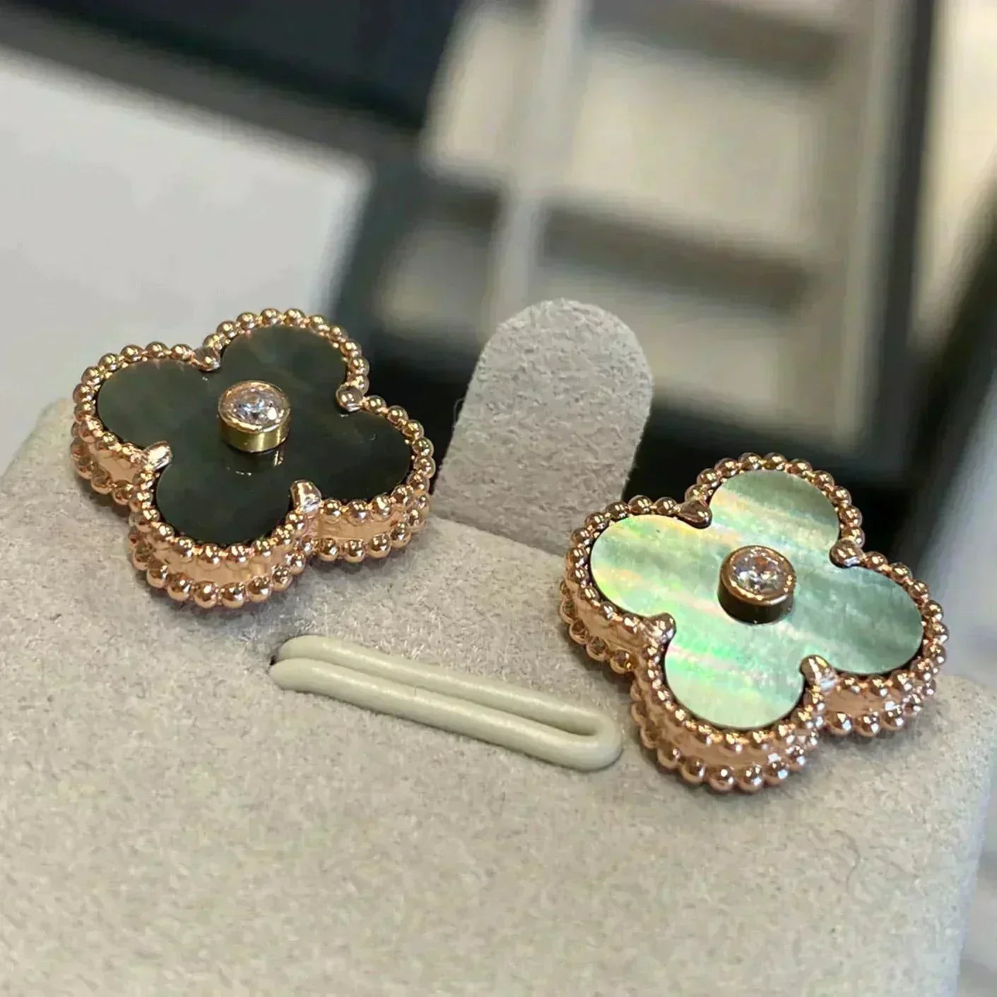Lume Jewelry クローバーミディアム 1モチーフ グレーMOP ダイヤモンドピアス
