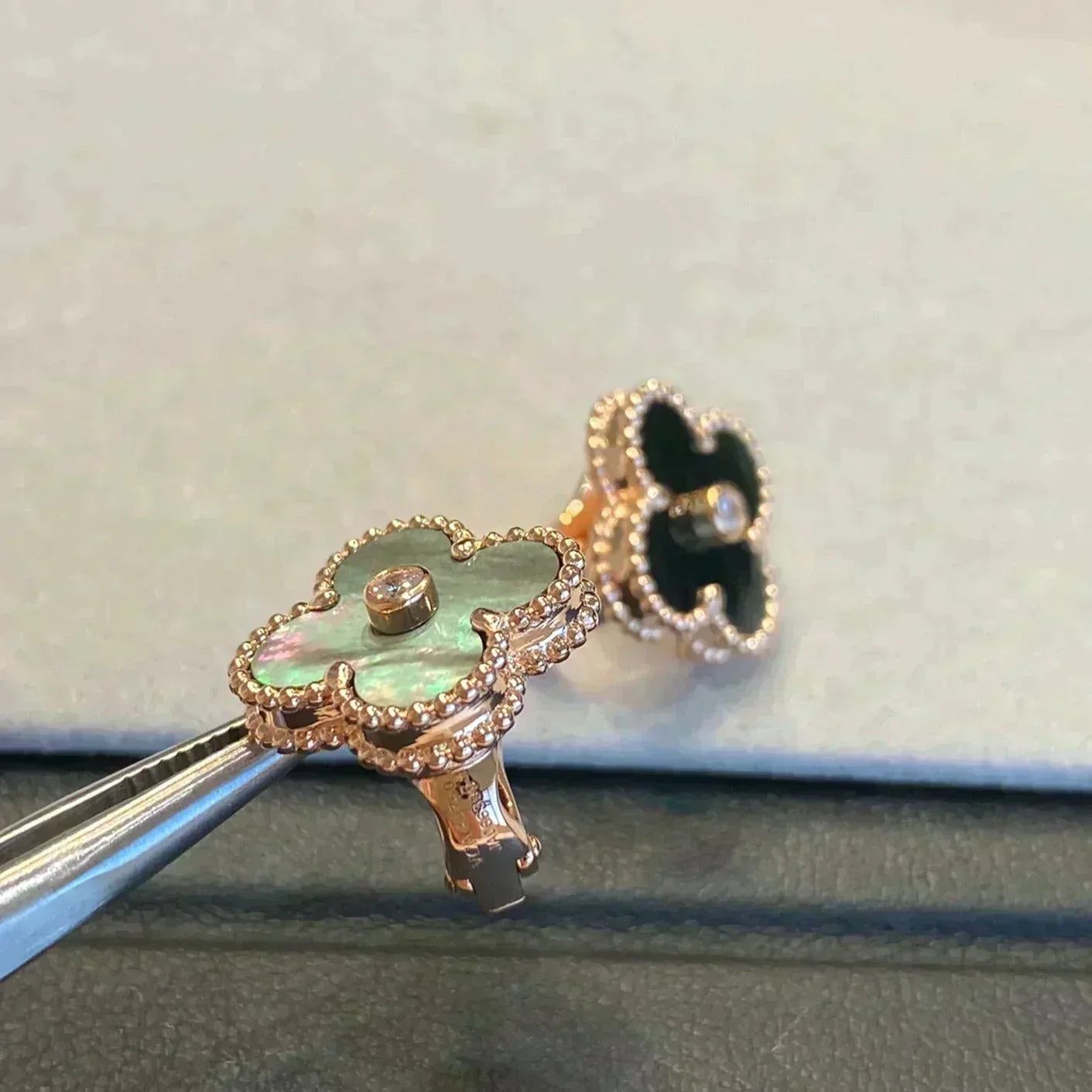 Lume Jewelry クローバーミディアム 1モチーフ グレーMOP ダイヤモンドピアス