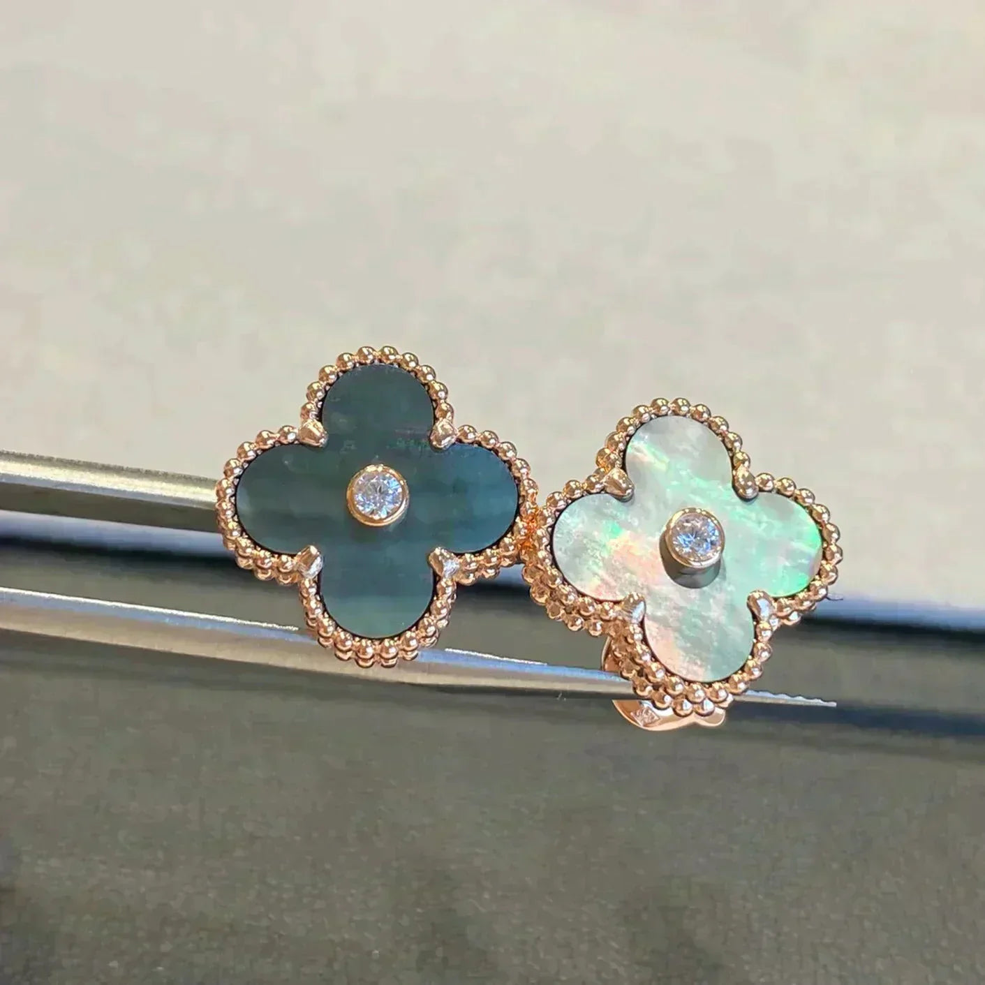 Lume Jewelry クローバーミディアム 1モチーフ グレーMOP ダイヤモンドピアス