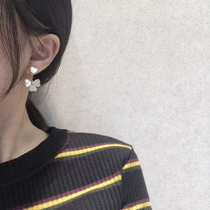 Lume Jewelry クローバー スウィート ホワイトMOP イヤリング