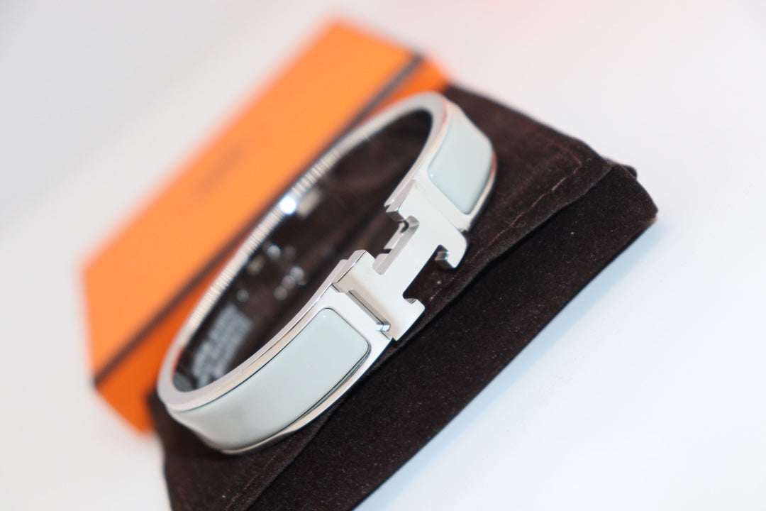 「Lume Jewelry」水色ブレスレット