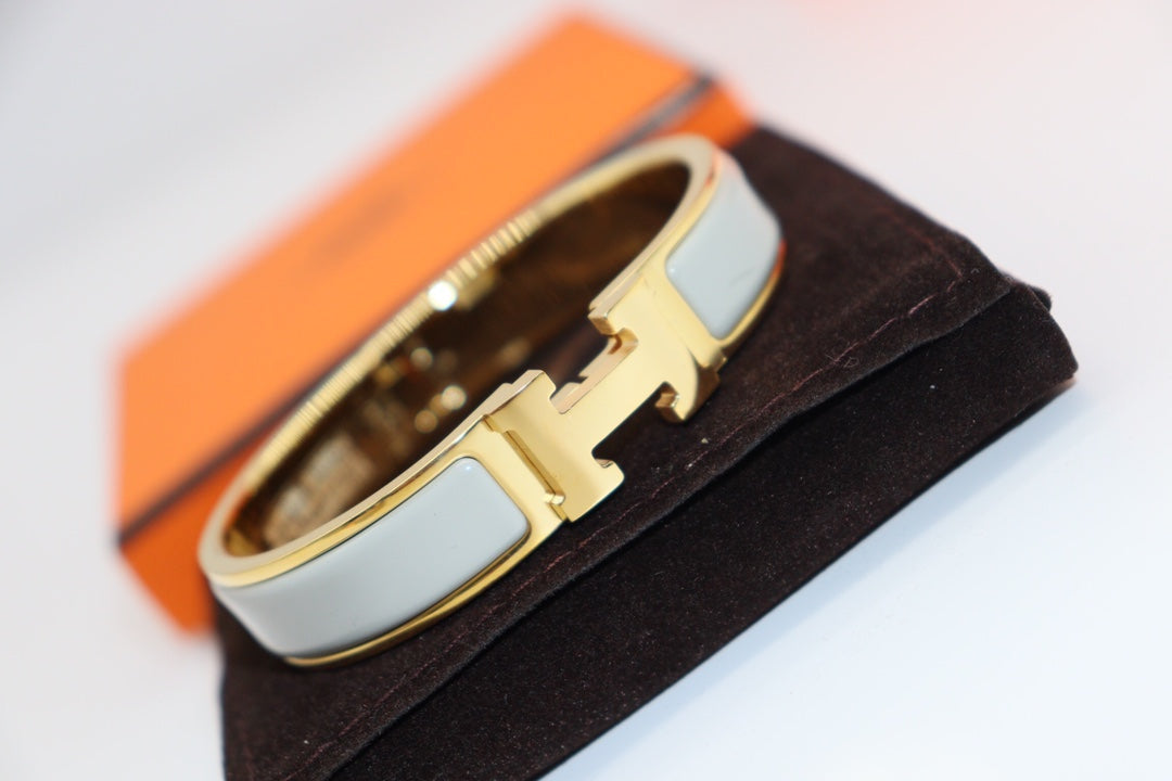 「Lume Jewelry」水色ブレスレット