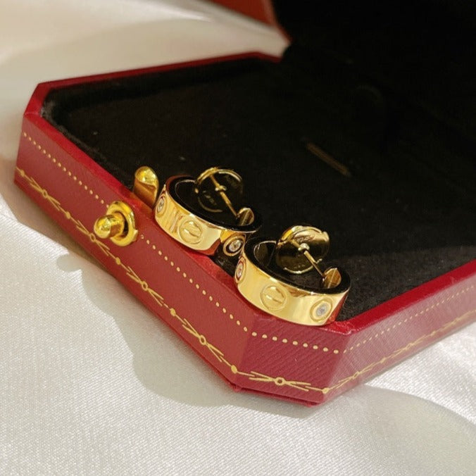 Lume Jewelry「LOVE イヤリング」5.7MM 2ダイヤモンド