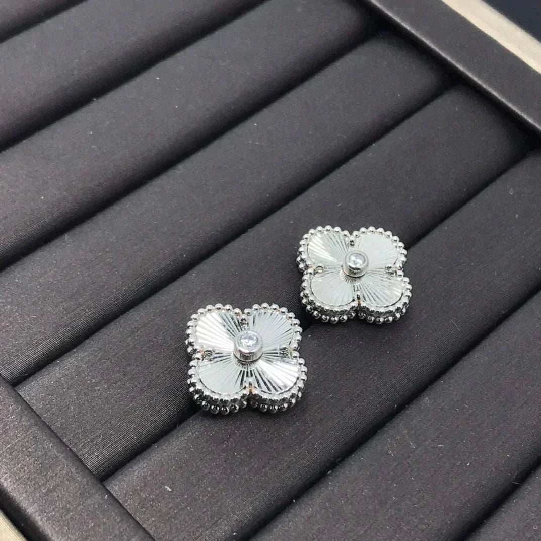 Lume Jewelry クローバーミニ 9.5mm レーザーピアス