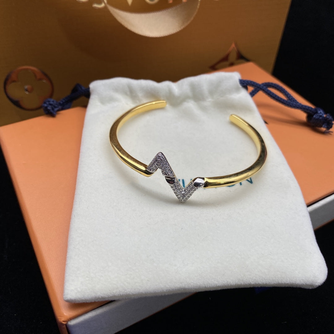 Lume Jewelry「VOLTE UPSITE DOWN ダイヤモンド ゴールド オープンバングル」