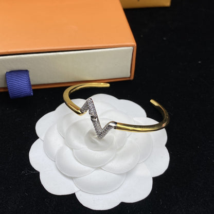 Lume Jewelry「VOLTE UPSITE DOWN ダイヤモンド ゴールド オープンバングル」