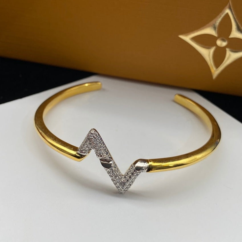 Lume Jewelry「VOLTE UPSITE DOWN ダイヤモンド ゴールド オープンバングル」