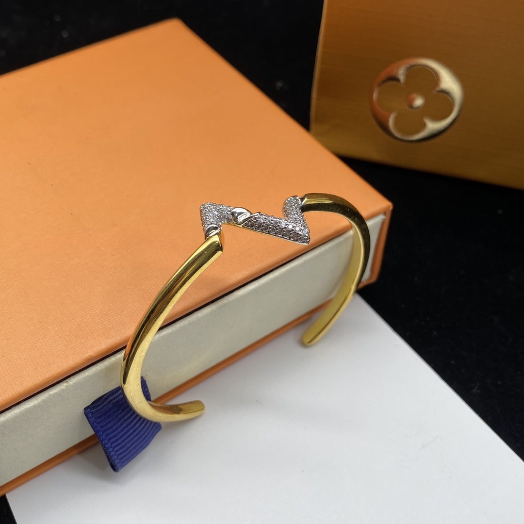 Lume Jewelry「VOLTE UPSITE DOWN ダイヤモンド ゴールド オープンバングル」