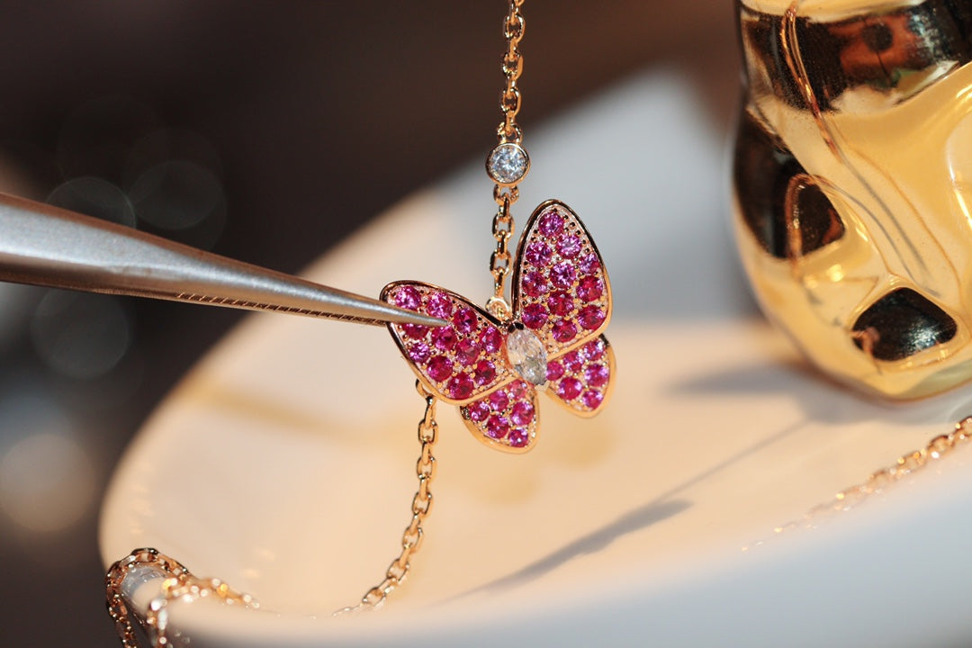 Lume Jewelry「バタフライ レッドダイヤモンド ローズゴールドネックレス」