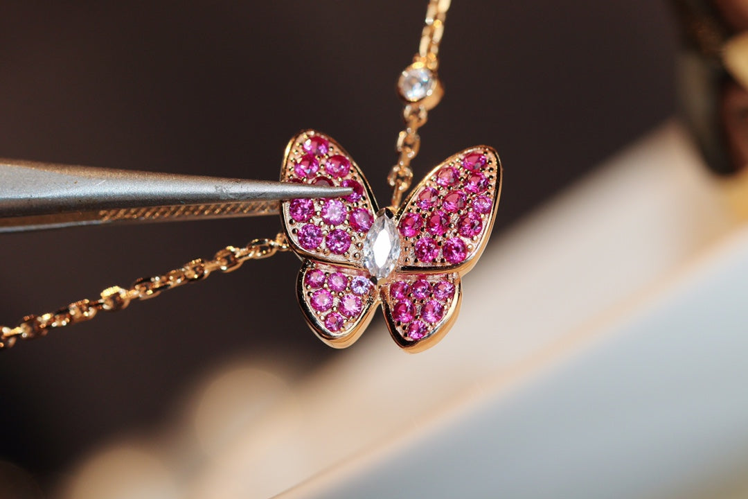 Lume Jewelry「バタフライ レッドダイヤモンド ローズゴールドネックレス」