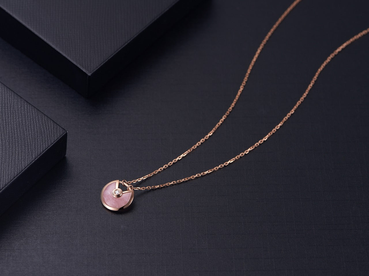 Lume Jewelry「アミュレット ローズゴールド ピンクマザーオブパール ネックレス」