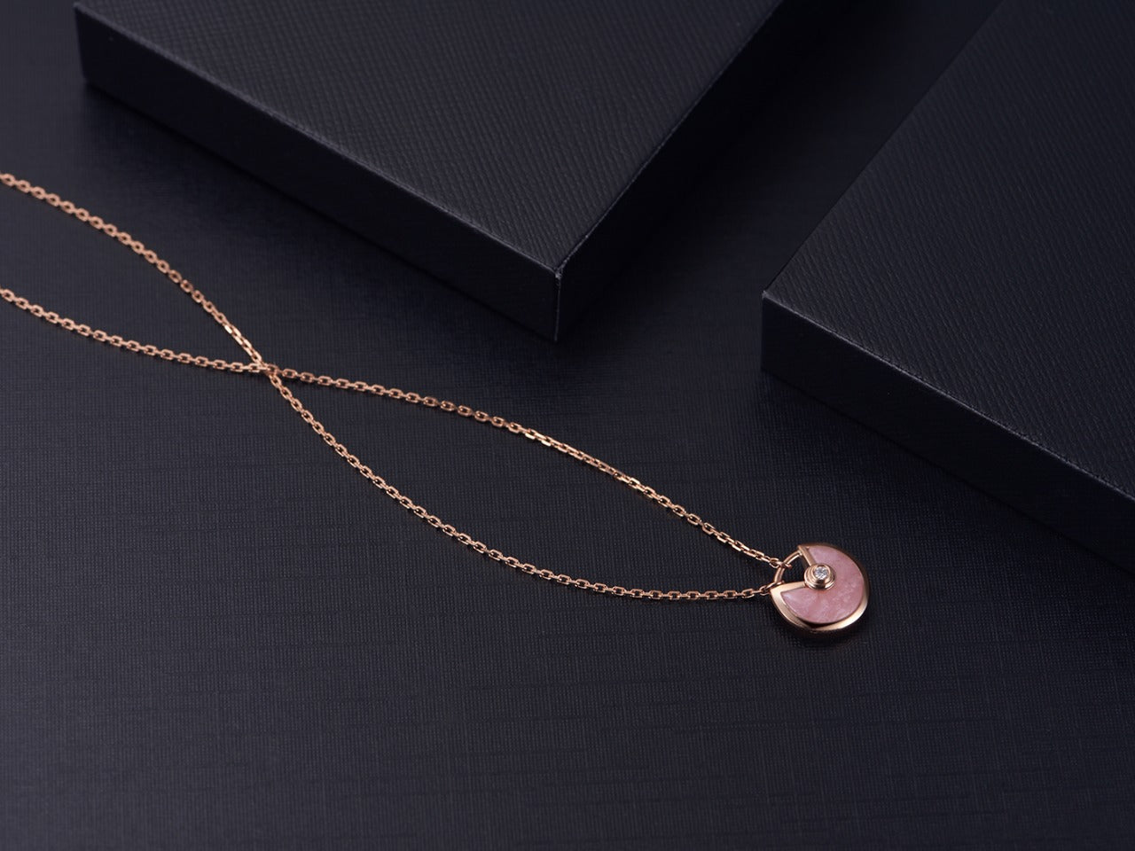 Lume Jewelry「アミュレット ローズゴールド ピンクマザーオブパール ネックレス」