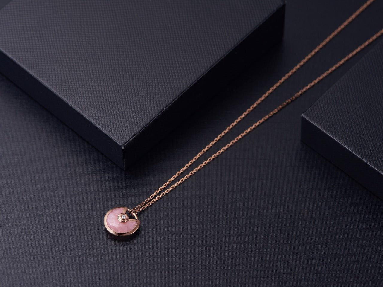 Lume Jewelry「アミュレット ローズゴールド ピンクマザーオブパール ネックレス」