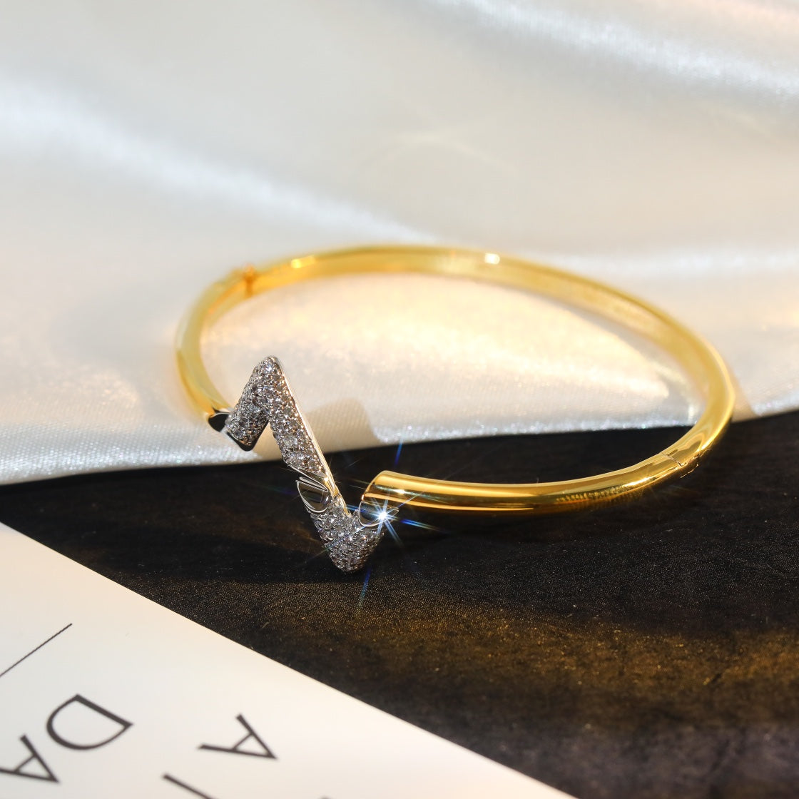 Lume Jewelry ヴォルテ アップサイド ダウン ゴールド ダイヤモンド ブレスレット