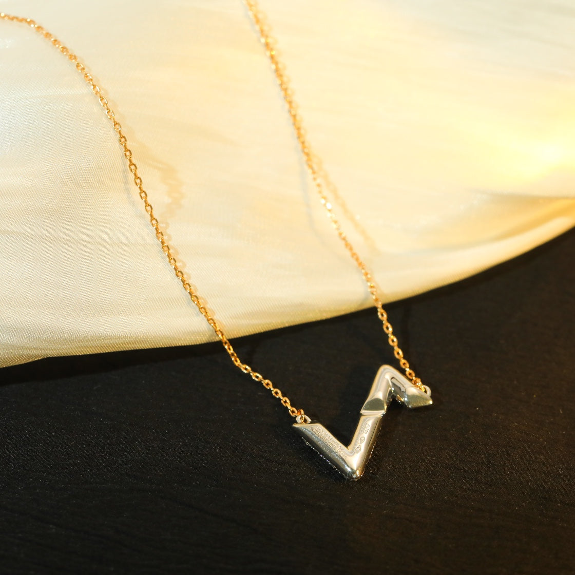 Lume Jewelry ボルト シルバーダイヤモンドペンダントネックレス