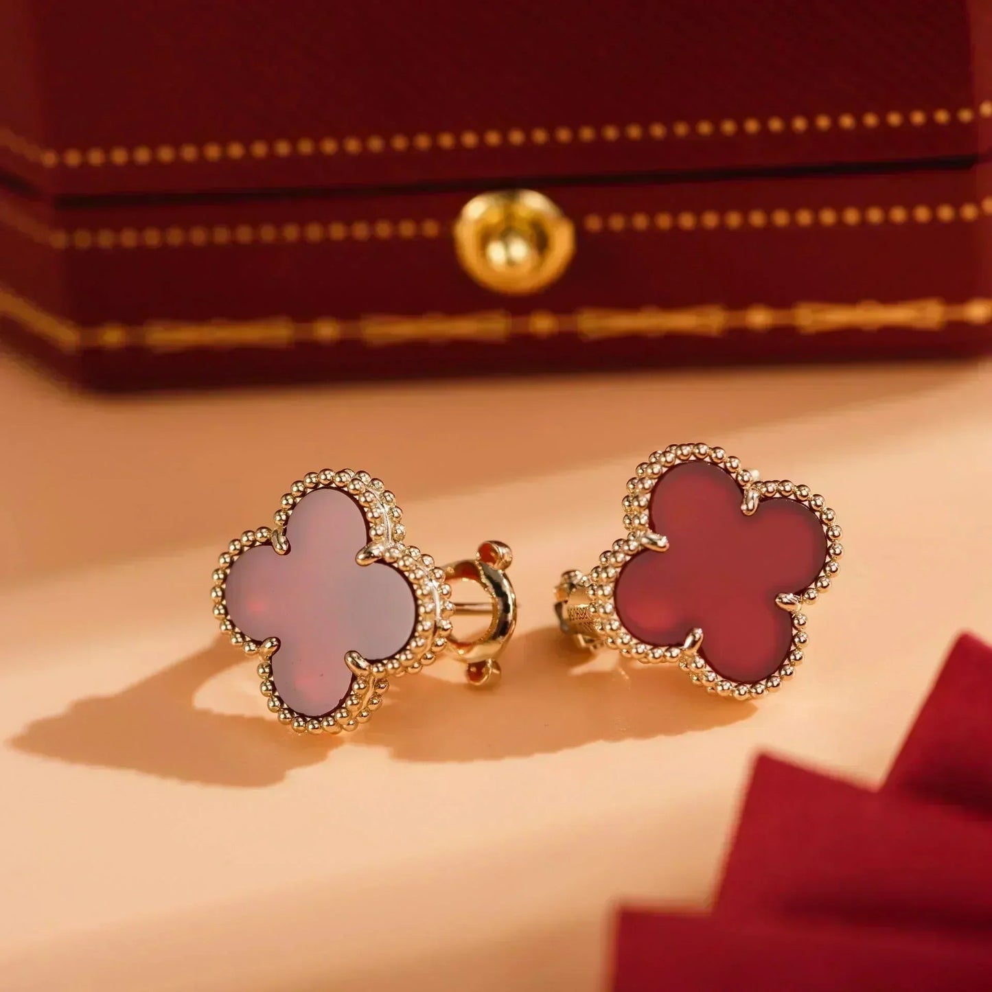 Lume Jewelry「クローバーミディアム 1モチーフ カーネリアン イヤリング」