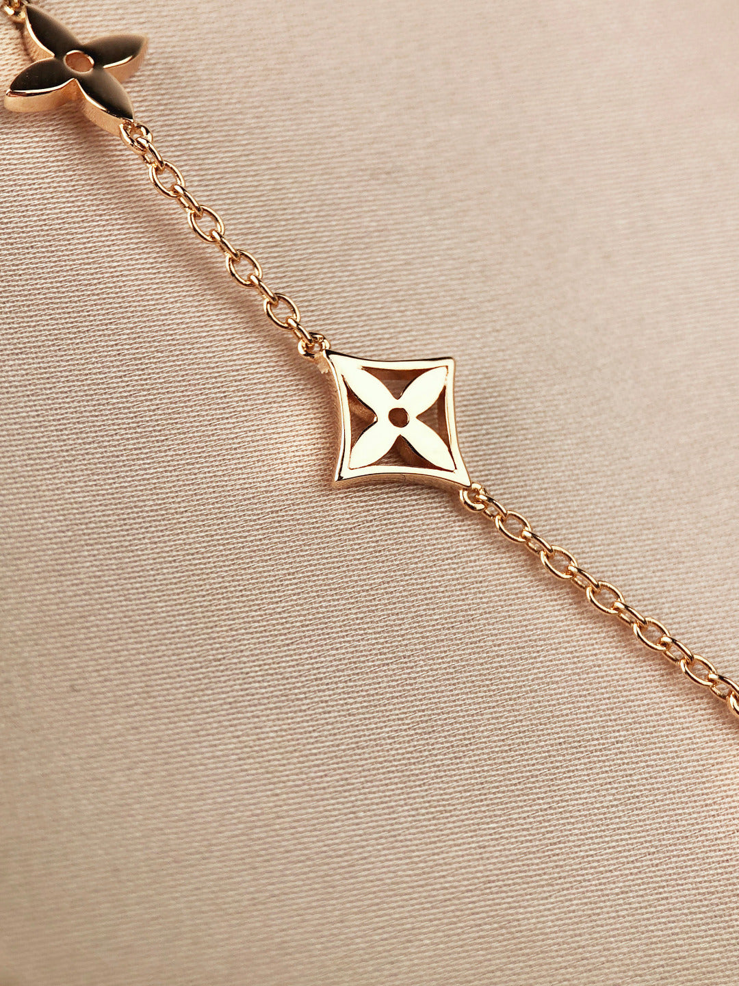 「Lume Jewelry」星と太陽 7モチーフ ゴールドブレスレット