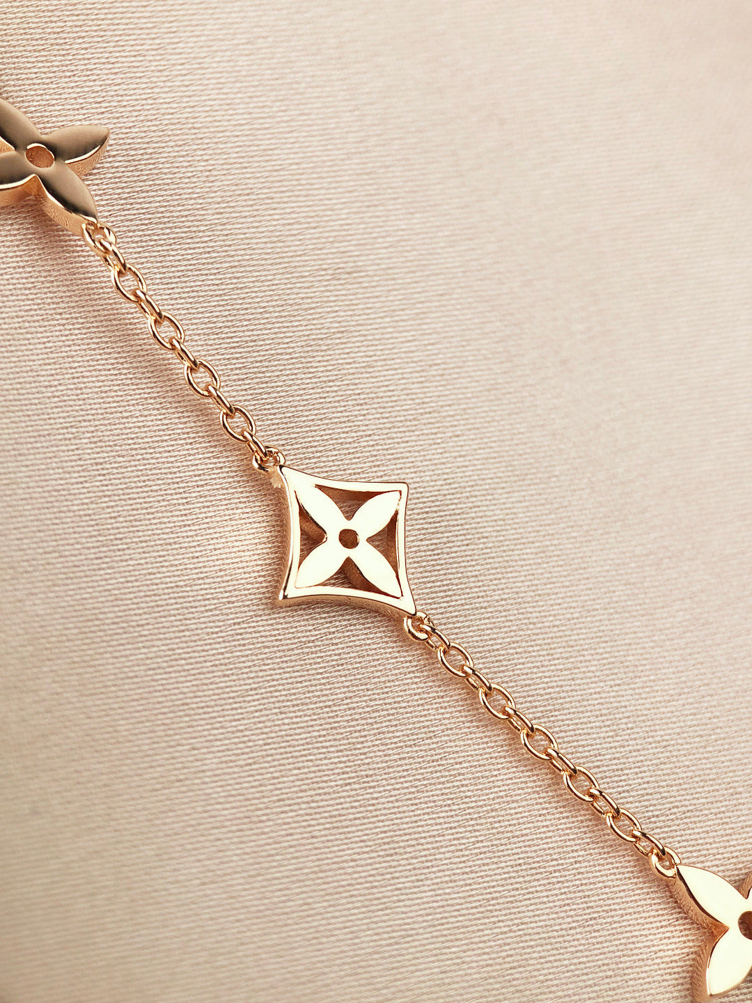 「Lume Jewelry」星と太陽 7モチーフ ゴールドブレスレット