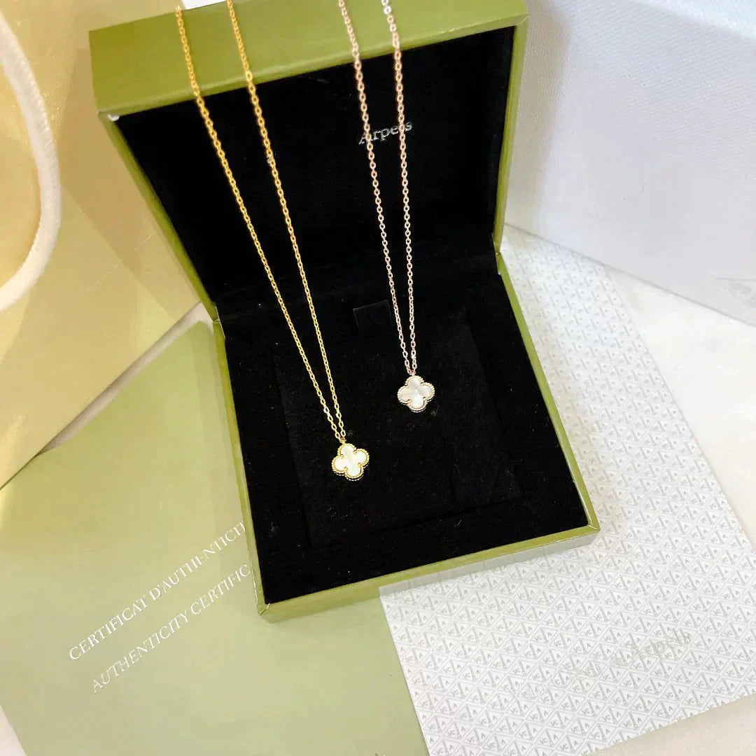 「ルームジュエリー」クローバーミニ 9.5MM ホワイトマザーオブパールネックレス
