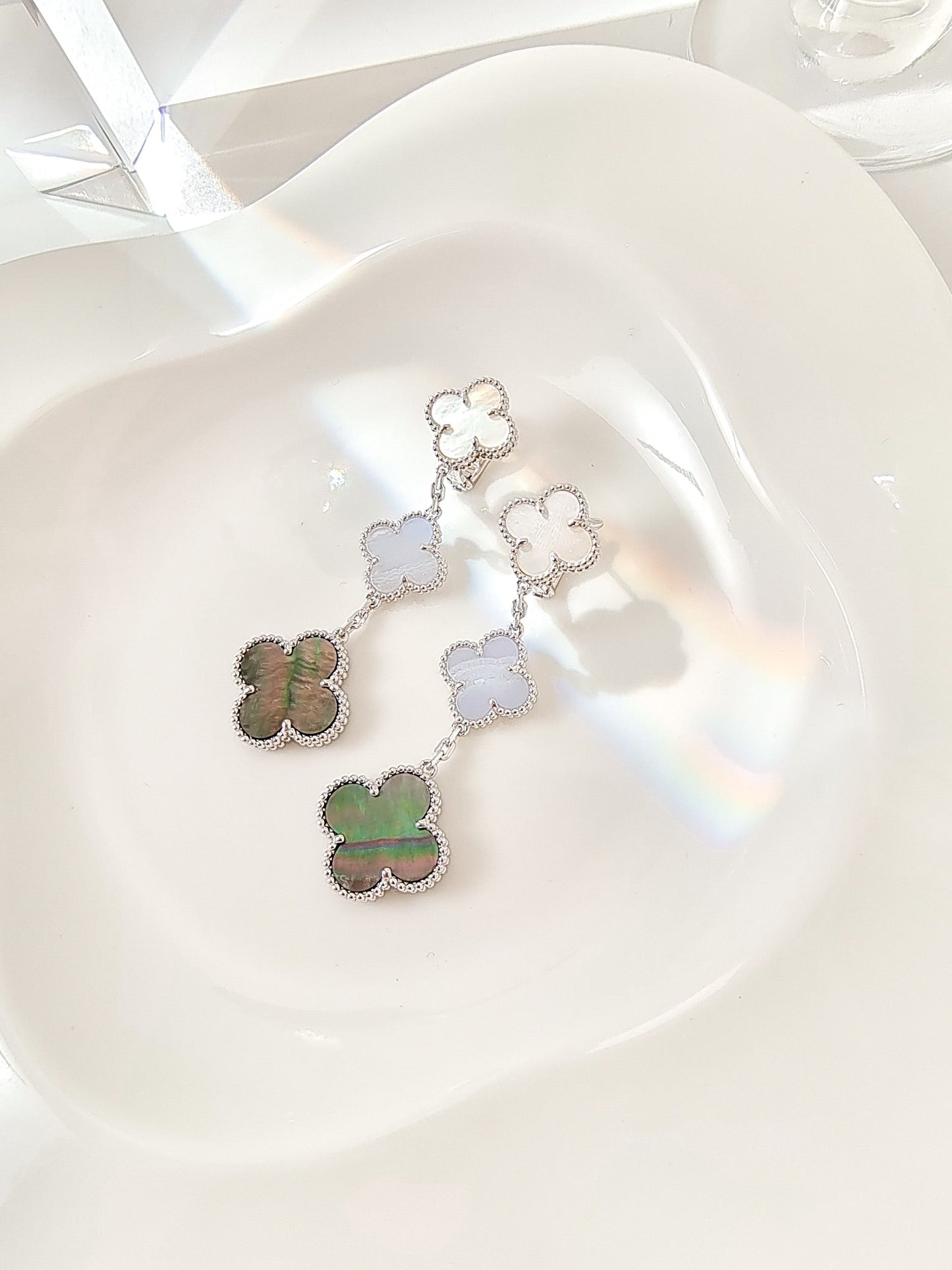 Lume Jewelry クローバー 3モチーフ カルセドニー ダークマザーオブパール シルバー イヤリング
