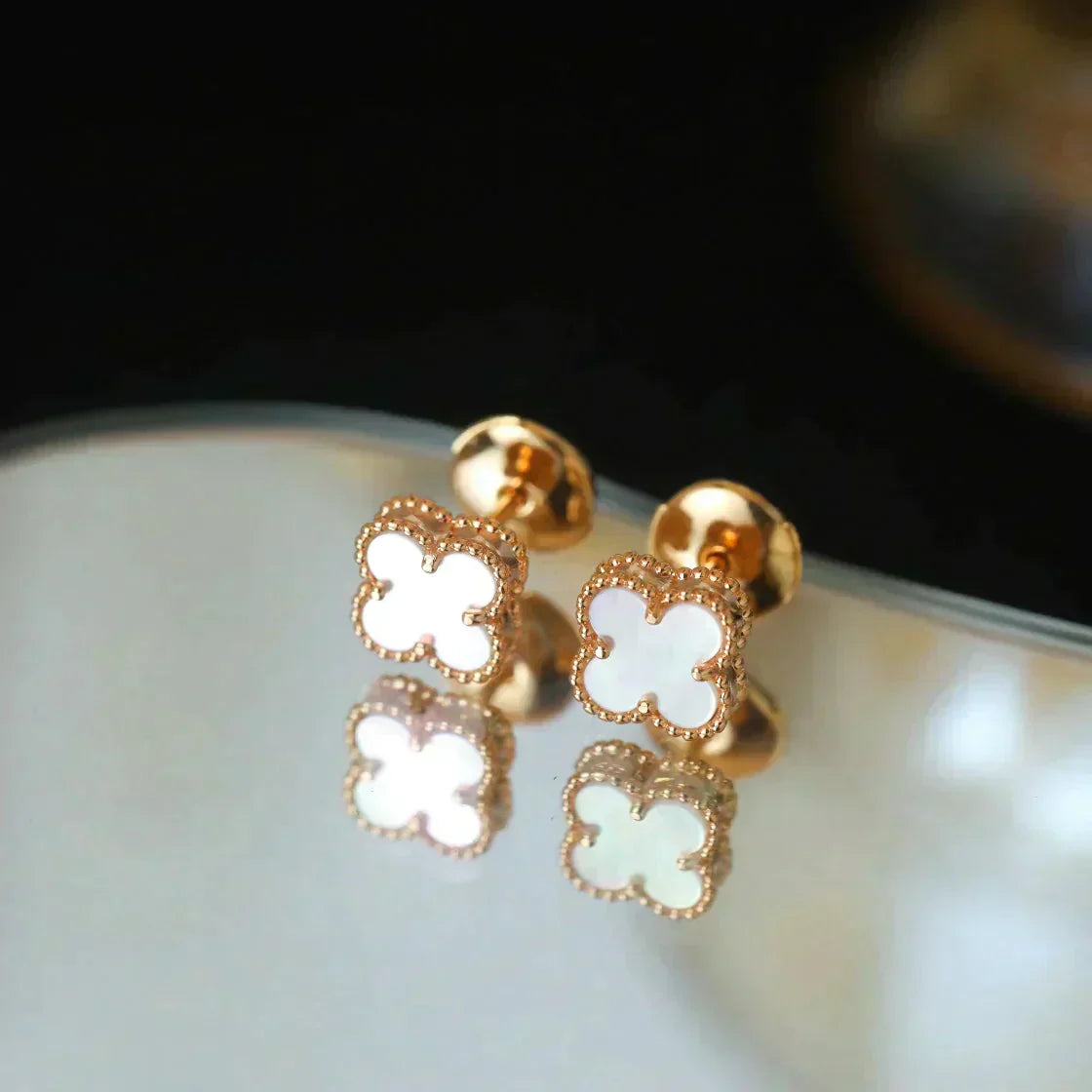 ルミー・ジュエリー クローバーミニ 白蝶貝ピアス 9.5MM