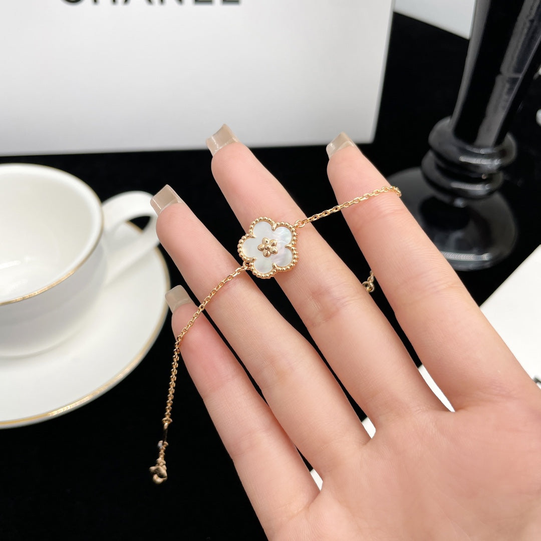 Lume Jewelry 「ラッキー スプリング ローズ ゴールド マザーオブパール ブレスレット」