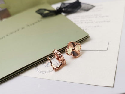 Lume Jewelry クローバーミディアムスタッドピアス