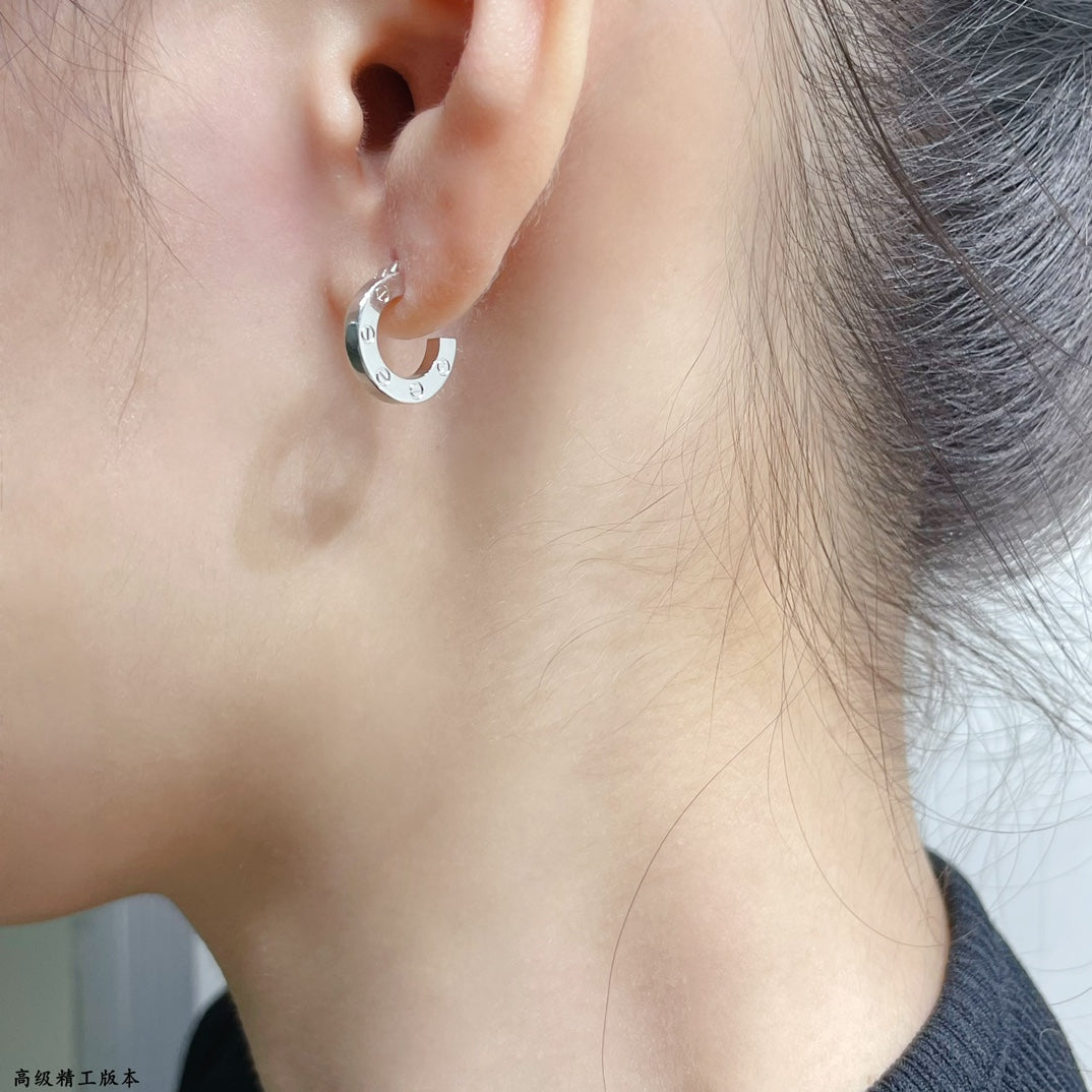 ルンメジュエリー「LOVE MINI EARRINGS」
