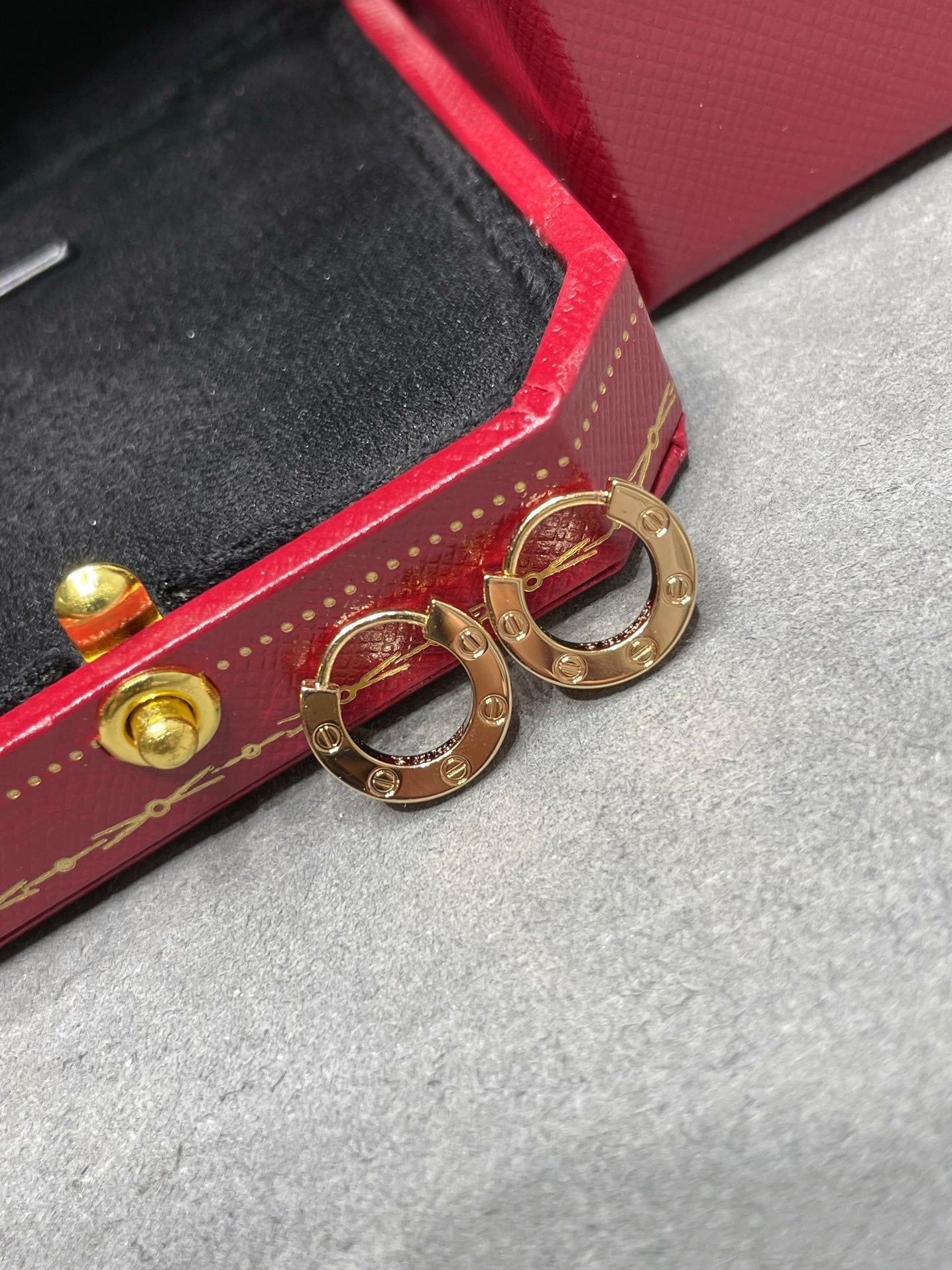 ルンメジュエリー「LOVE MINI EARRINGS」