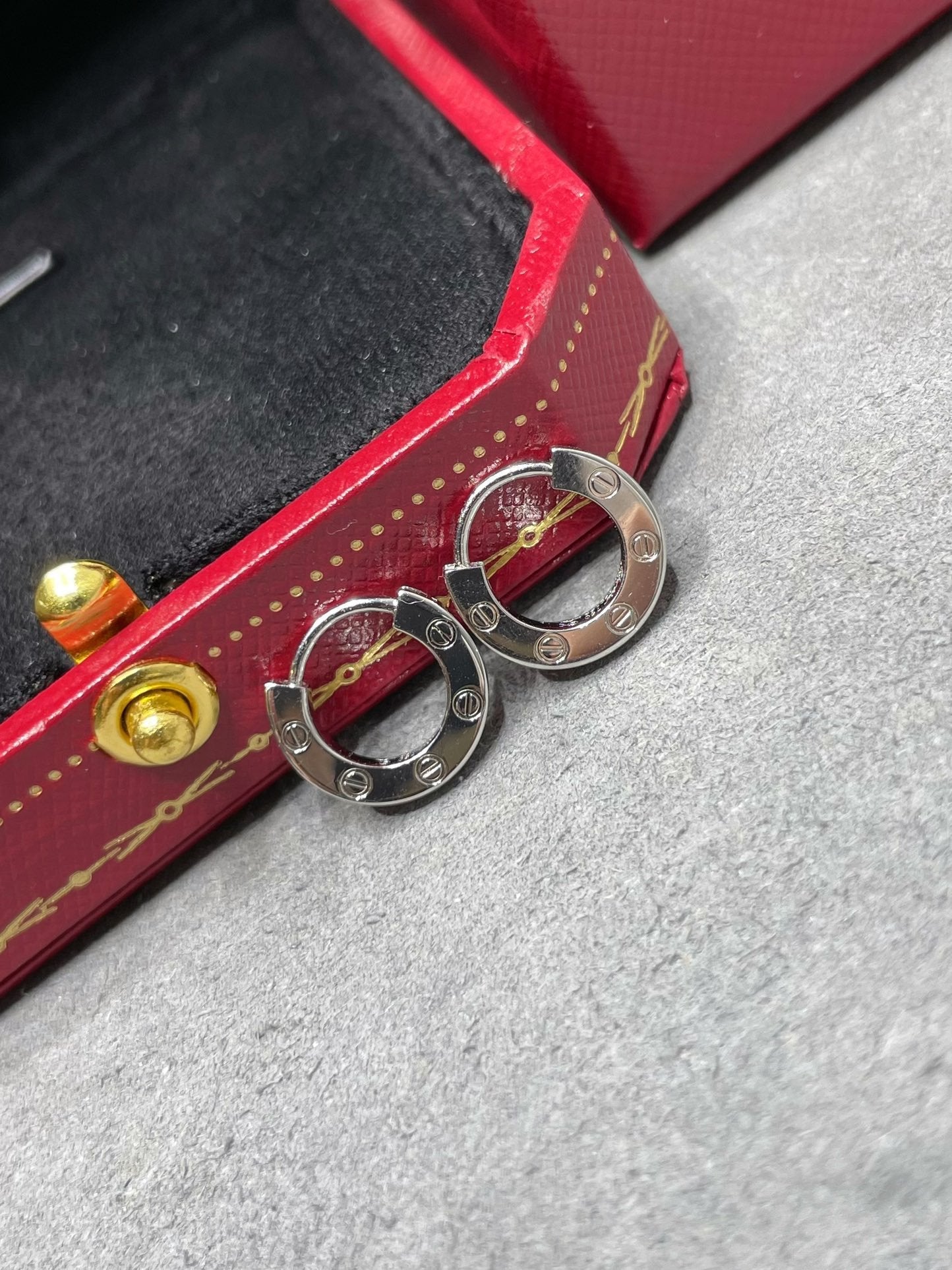 ルンメジュエリー「LOVE MINI EARRINGS」