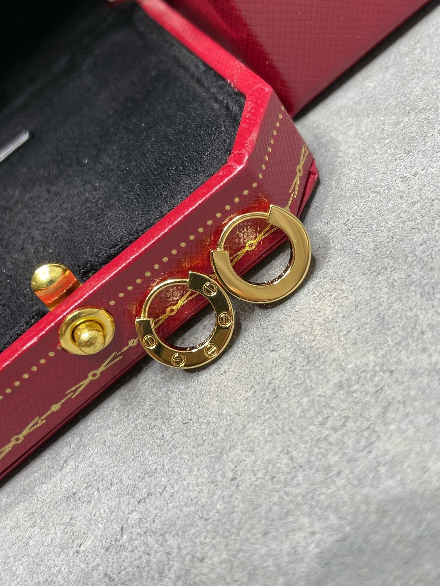 ルンメジュエリー「LOVE MINI EARRINGS」