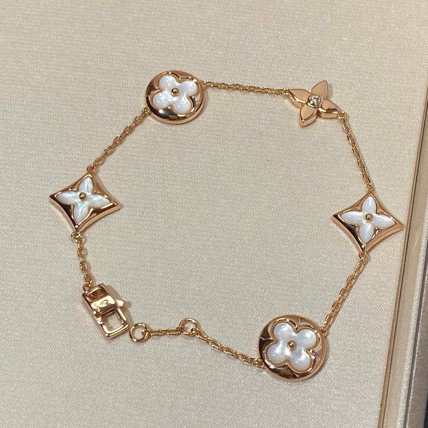 Lume Jewelry「STAR AND SUN 5モチーフMOPピンクゴールドブレスレット」