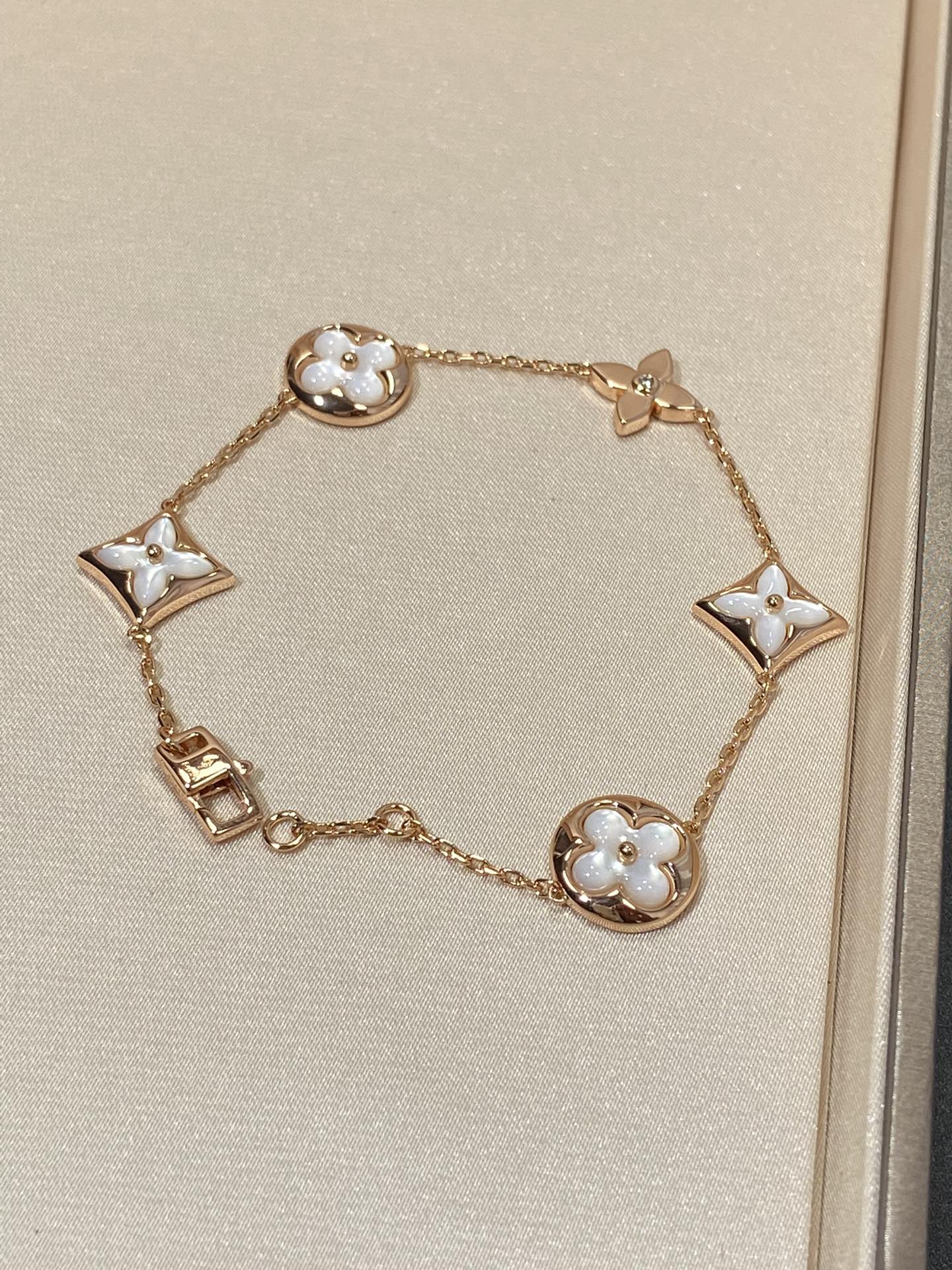 Lume Jewelry「STAR AND SUN 5モチーフMOPピンクゴールドブレスレット」