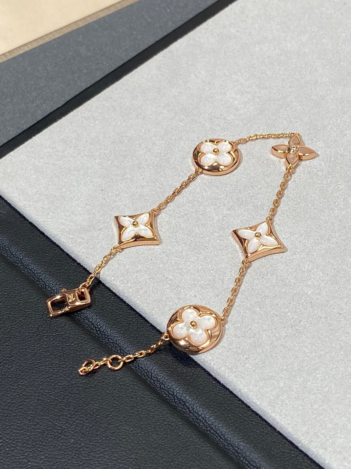 Lume Jewelry「STAR AND SUN 5モチーフMOPピンクゴールドブレスレット」