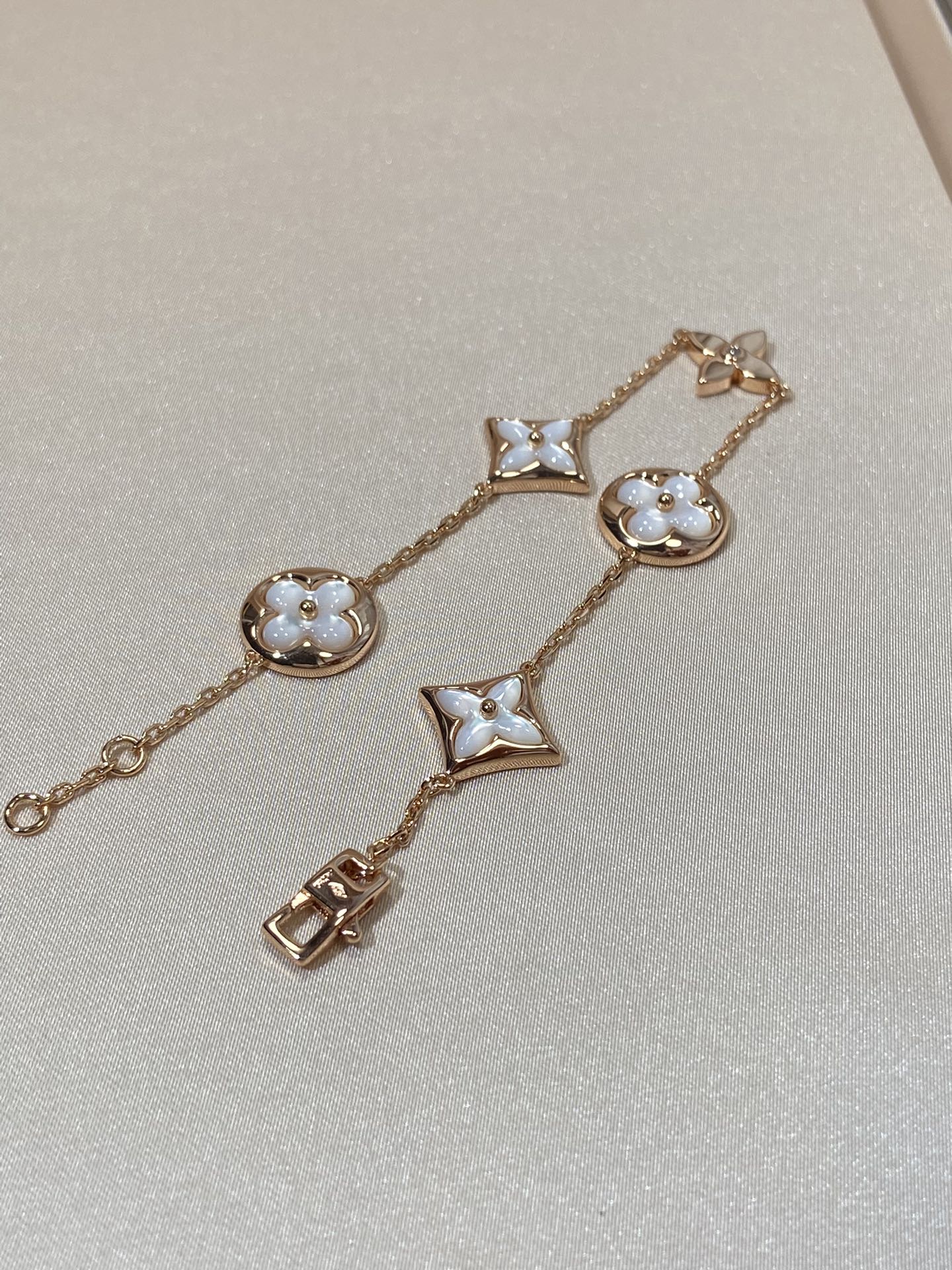 Lume Jewelry「STAR AND SUN 5モチーフMOPピンクゴールドブレスレット」