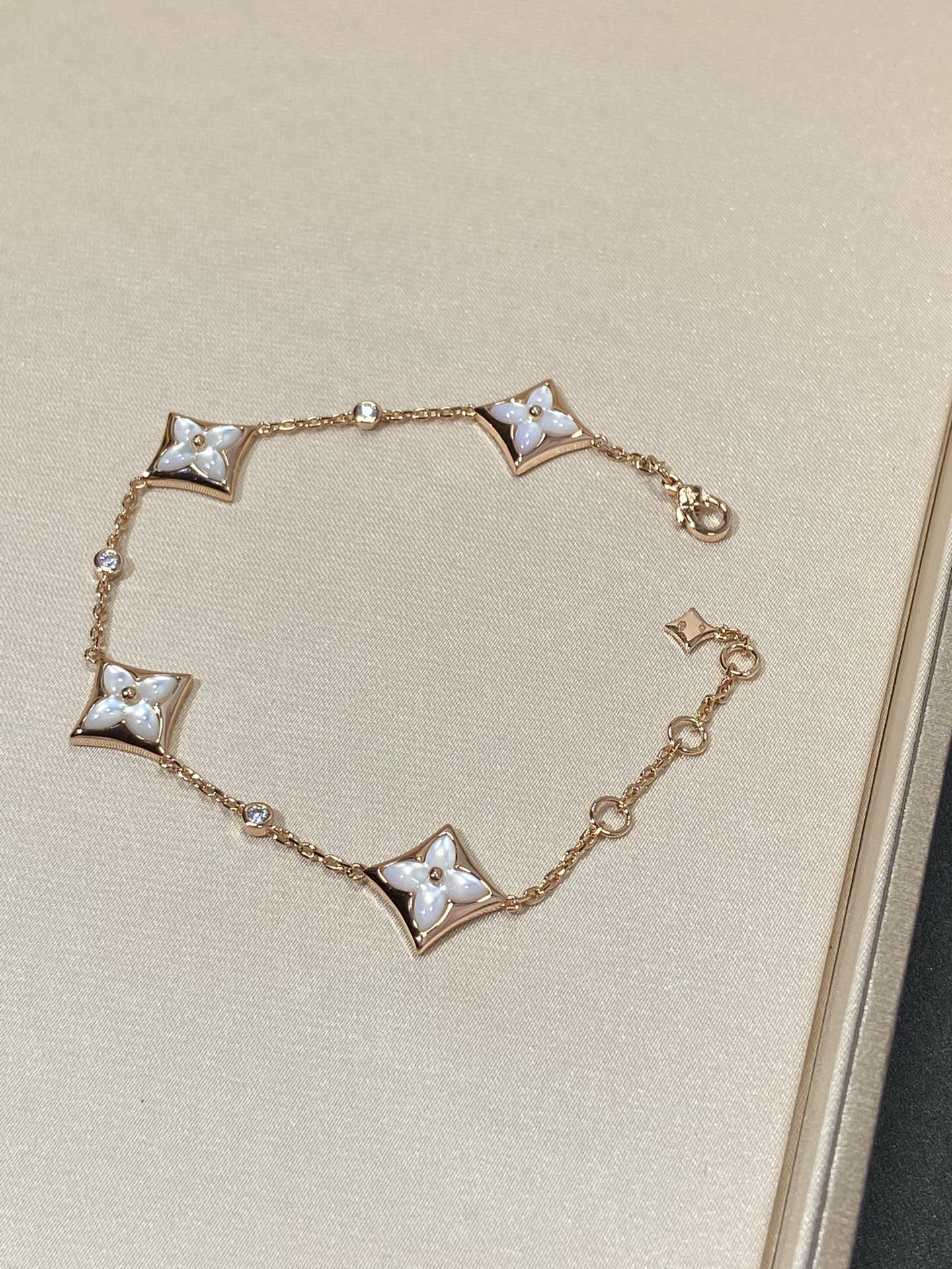 Lume Jewelry「STAR 4 MOTIF MOP DIAMOND PINK GOLD BRACELET」