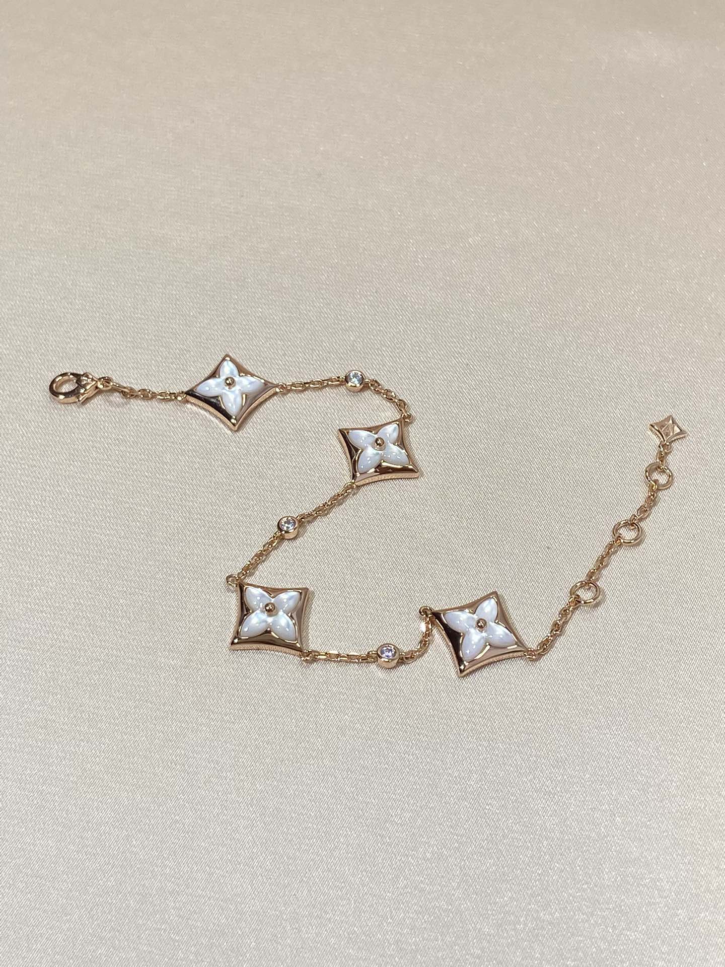Lume Jewelry「STAR 4 MOTIF MOP DIAMOND PINK GOLD BRACELET」