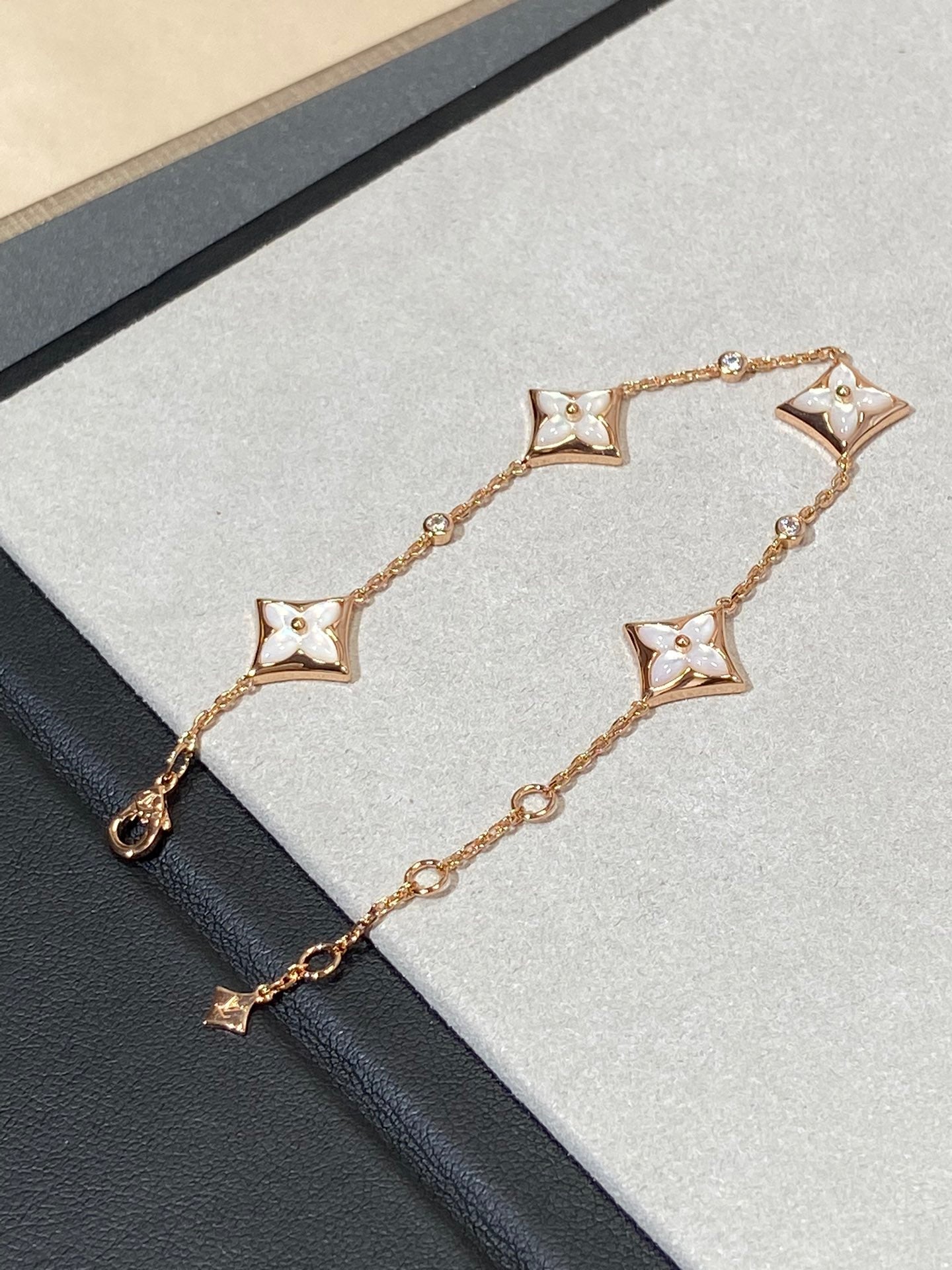 Lume Jewelry「STAR 4 MOTIF MOP DIAMOND PINK GOLD BRACELET」